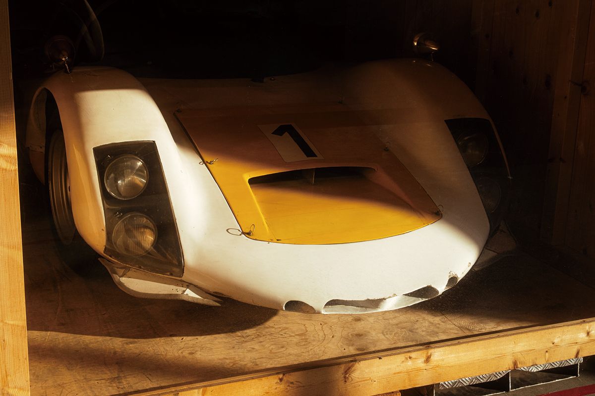 여기 있는 차들 상당수는 이 906 롱테일처럼 방금 레이스를 마친 상태와 복원품 사이 어딘가의 컨디션을 갖고 있다. 공식 박물관 전시에서는 이런 차들을 볼 수 없다. 다행히 포르쉐는 이 차들을 후대를 위해, 앞으로 있을지 모를 부활을 위해, 혹은 역사적 참조 자료를 위해 보존하고 있다.