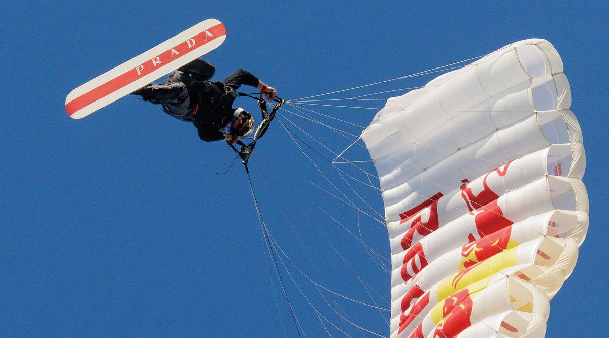 샌프란시스코 베이 브리지를 보며 상공을 가르는 매코맥.