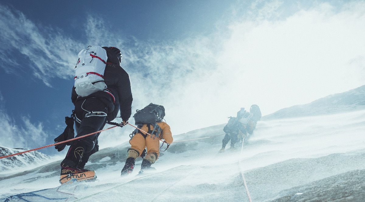 가파른 경사면을 오르는 스타지커와 팀원들의 모습.