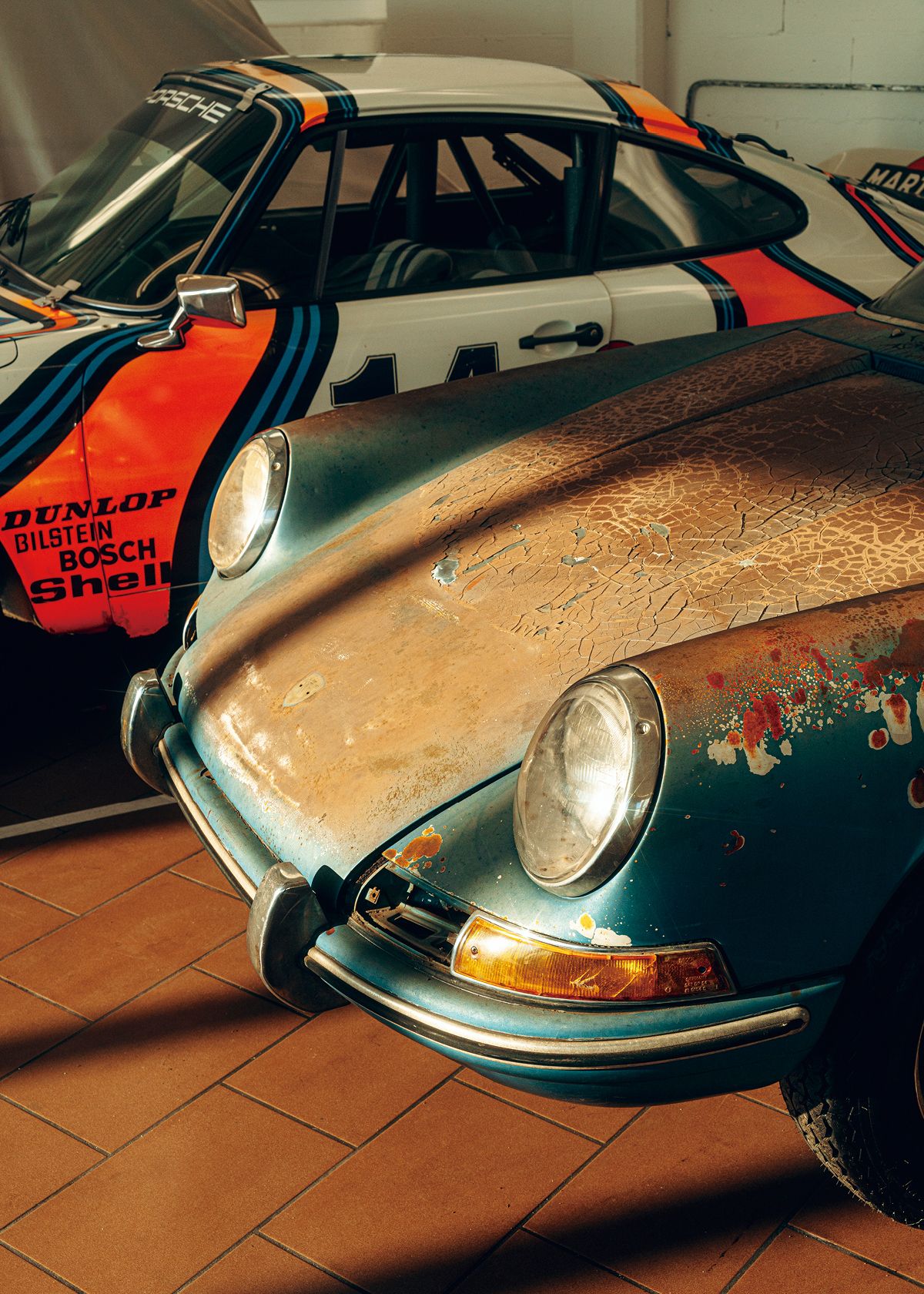 앞에 있는 911은 도로를 달렸지만, 험난한 동아프리카 사파리 랠리에서 1978년에 2위를 차지했던 옆의 911 SC 사파리보다도 상태가 나빠 보인다.