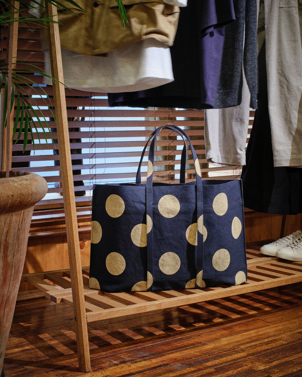 아미아칼바의 20주년 기념 도트 토트백 라지, 45만 3천 원/ 샌프란시스코 마켓 제공