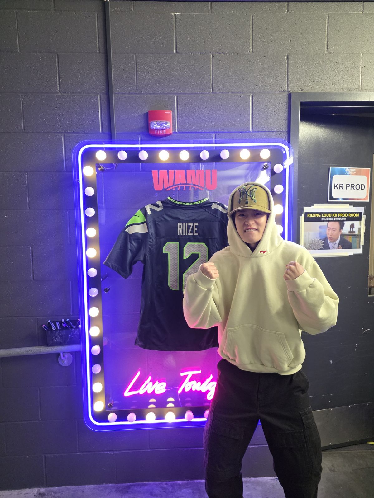 라이즈 소희 착용/ SKYLRK Zip Hoodie