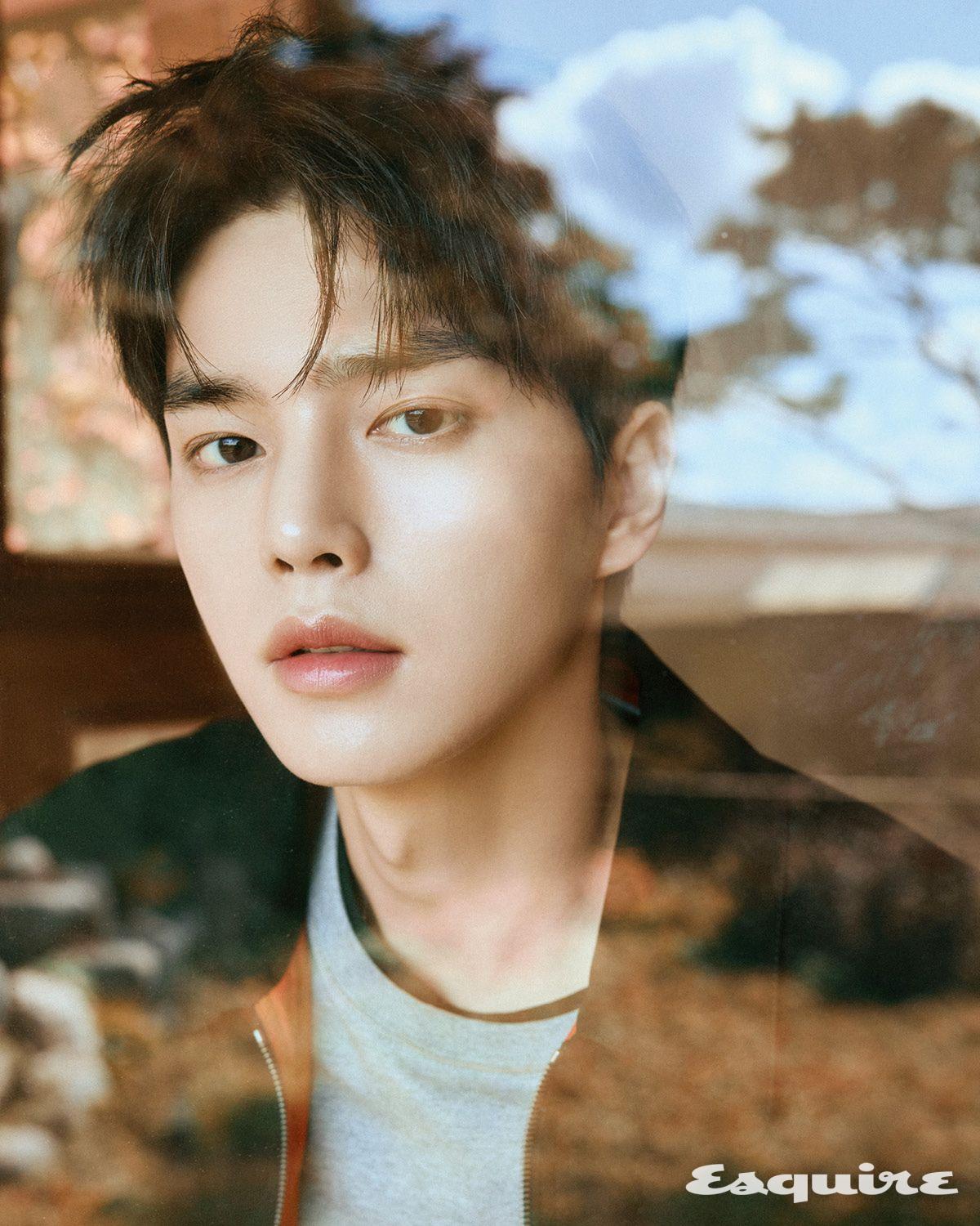 재킷, 티셔츠 모두 로에베.