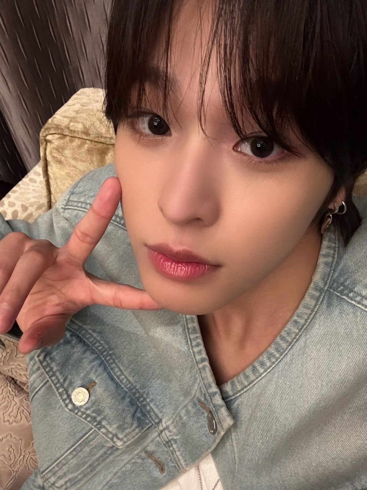 엔시티위시 리쿠가 착용한 디젤 액세서리 / 출처: 엔시티위시 위버스 커뮤니티