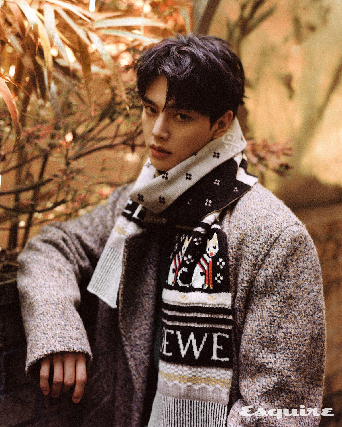 코트, 머플러 모두 로에베.