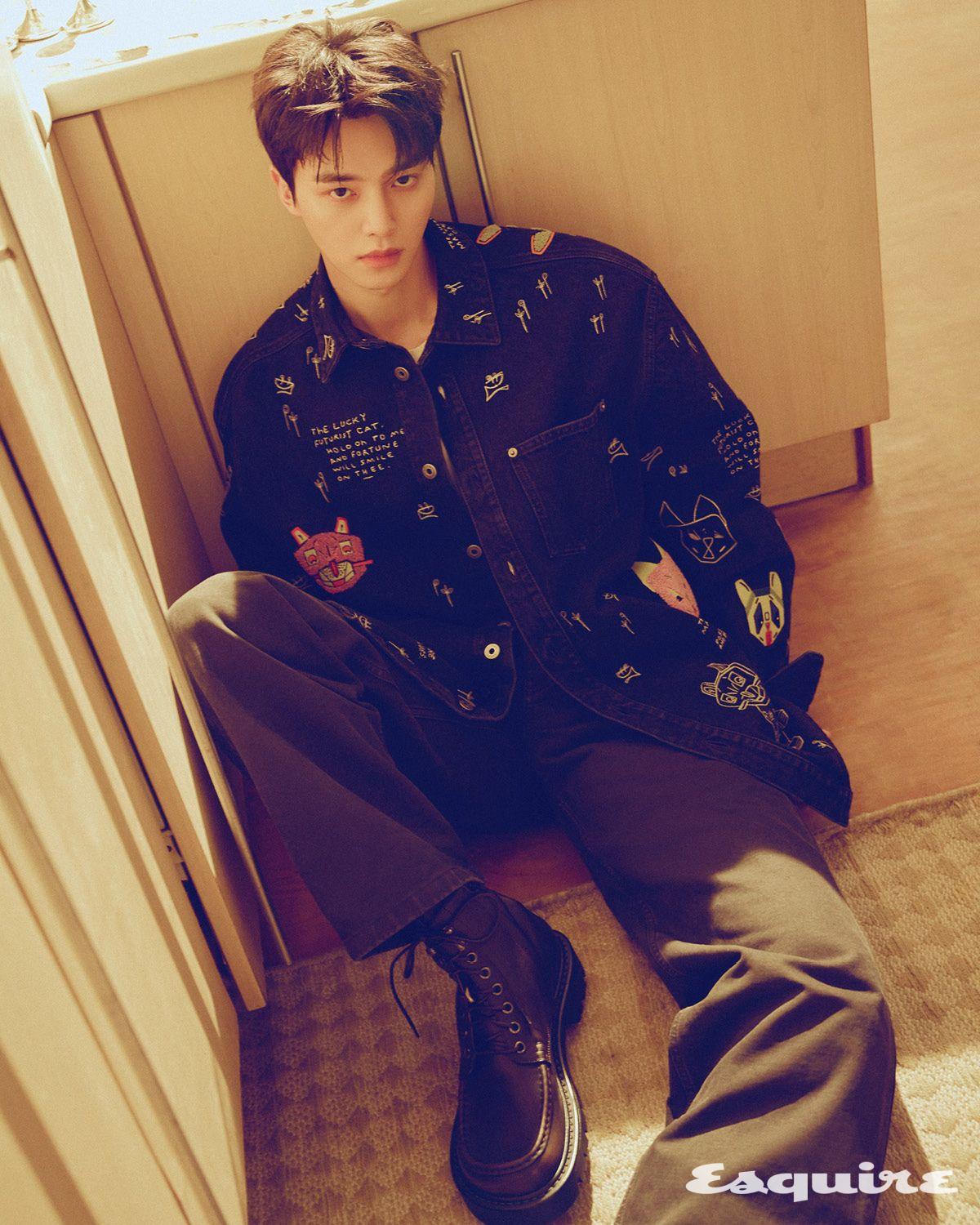 데님 셔츠, 티셔츠, 데님 팬츠, 슈즈 모두 로에베.