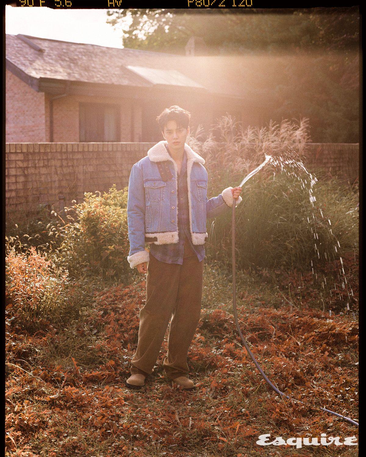 시어링 데님 재킷, 셔츠, 팬츠, 슈즈 모두 로에베.