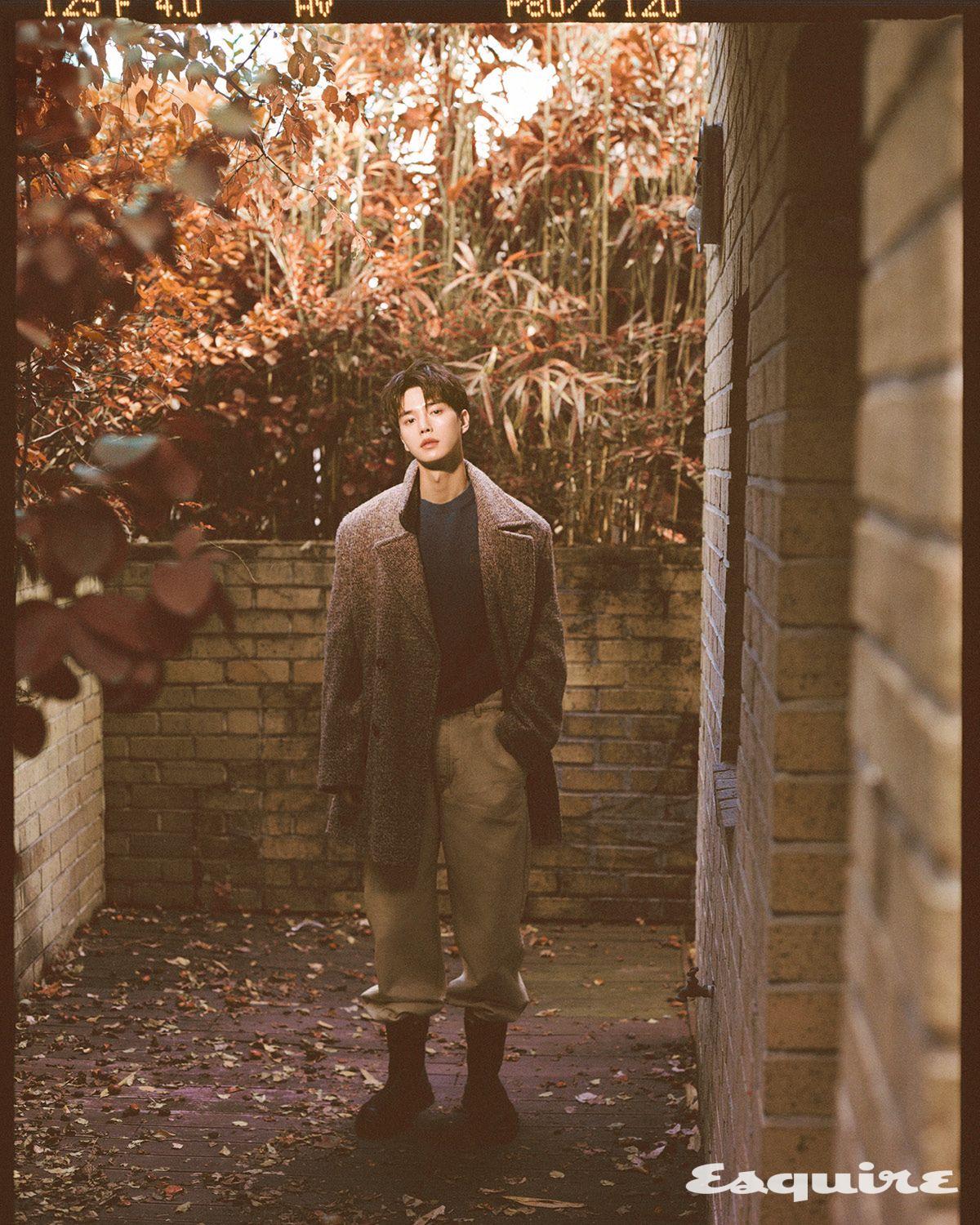 코트, 스웨터, 팬츠, 슈즈 모두 로에베.