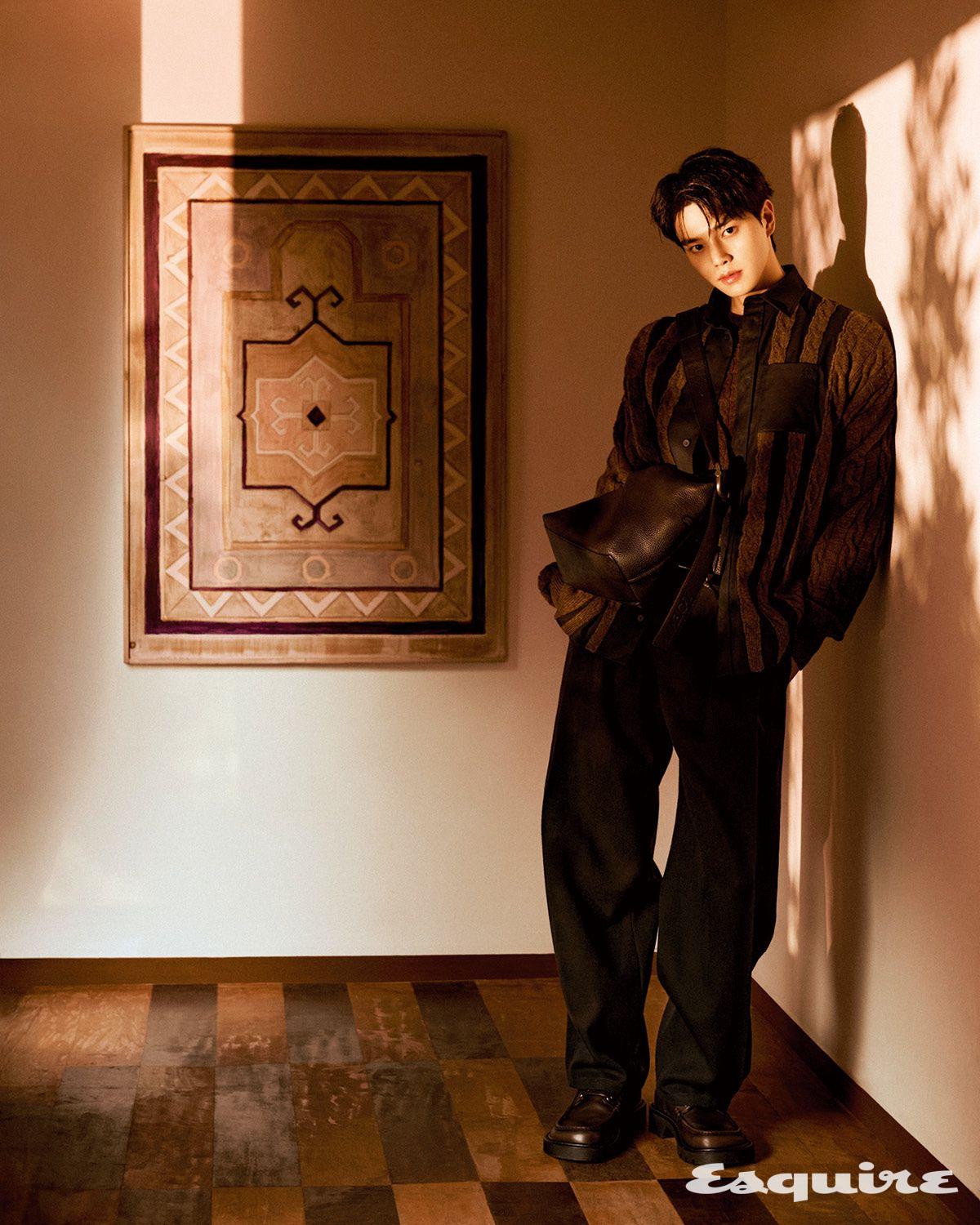 카디건, 스웨터, 팬츠, 슈즈, 백 모두 로에베.