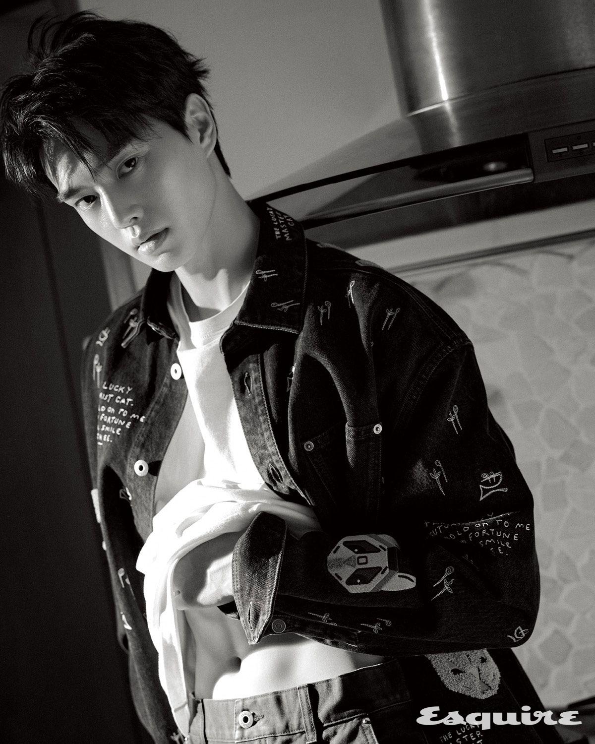 데님 셔츠, 티셔츠, 데님 팬츠 모두 로에베.