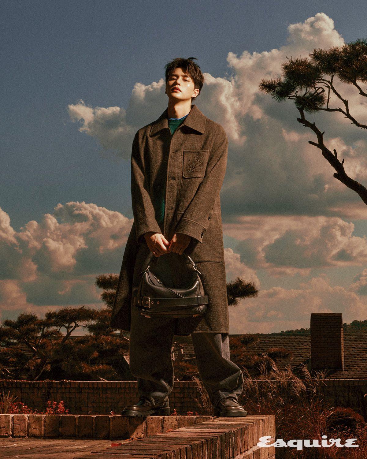 코트, 스웨터, 팬츠, 슈즈, 백 모두 로에베.