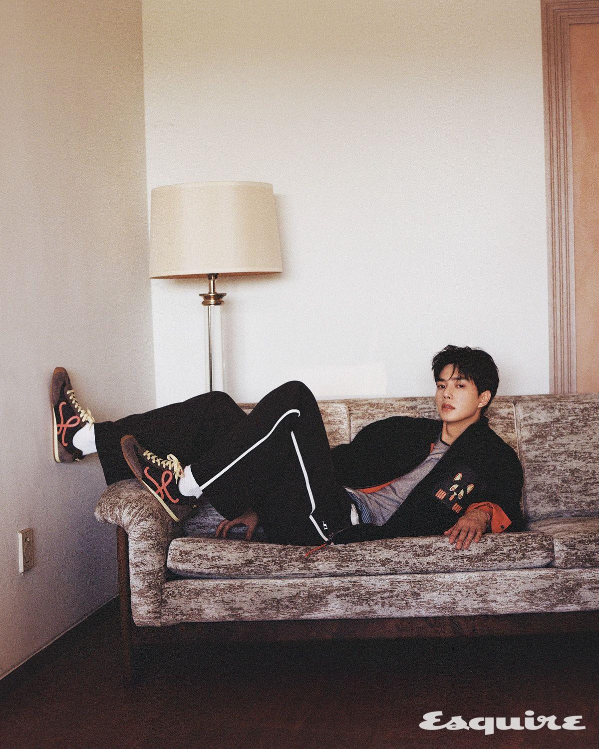 재킷, 티셔츠, 트레이닝팬츠, 슈즈 모두 로에베.