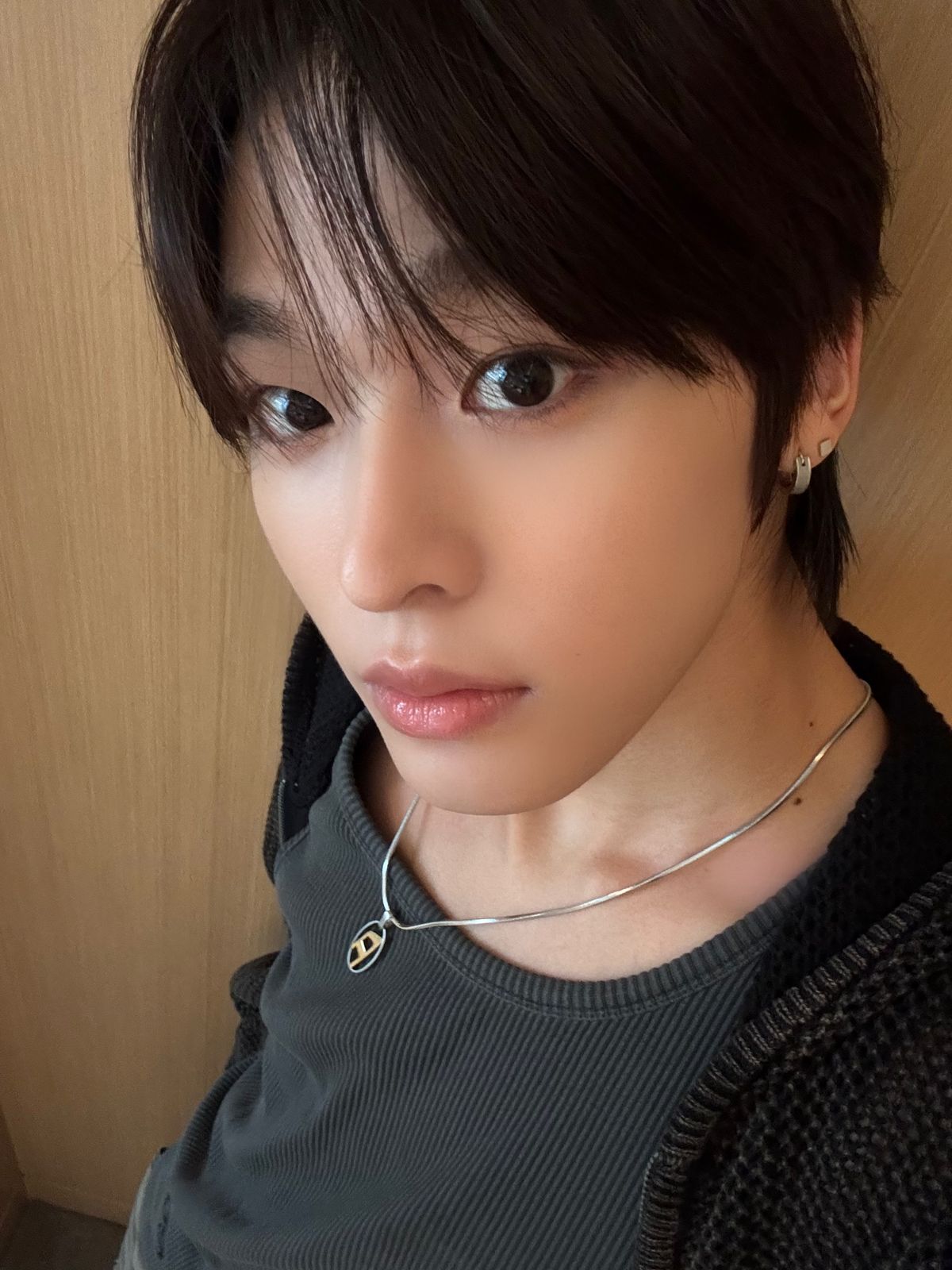 엔시티위시 리쿠가 착용한 디젤 액세서리 / 출처: 엔시티위시 위버스 커뮤니티