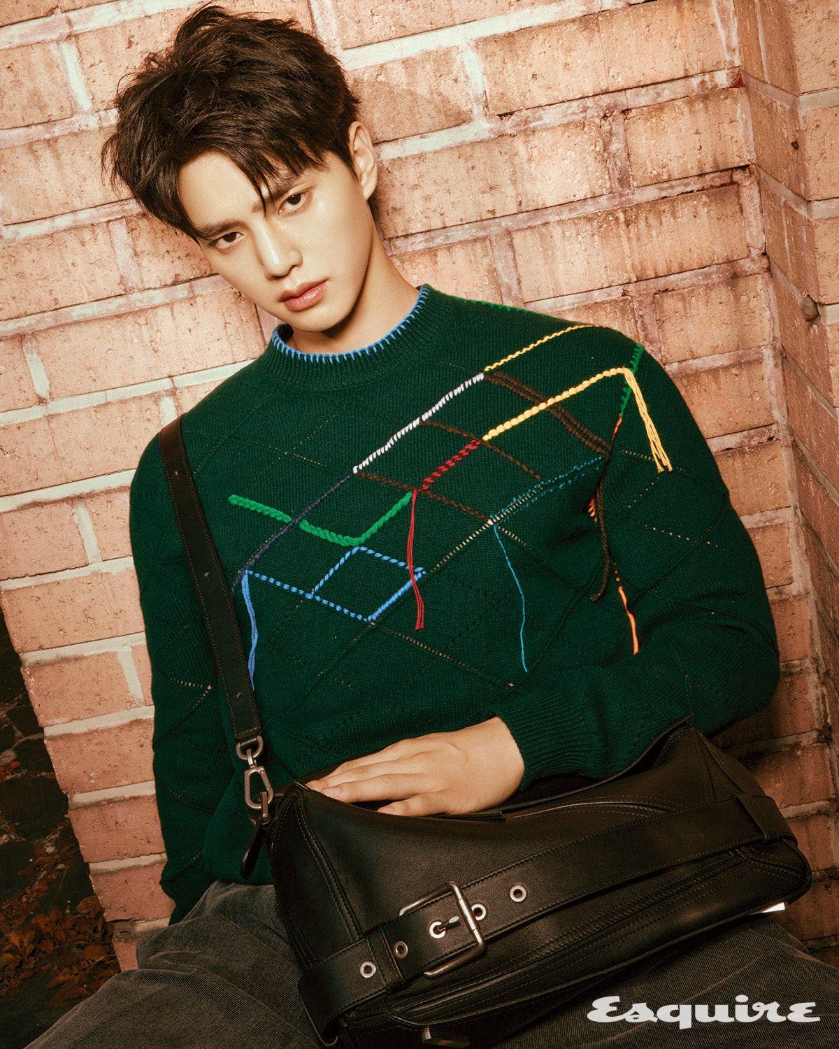 스웨터, 팬츠, 백 모두 로에베.