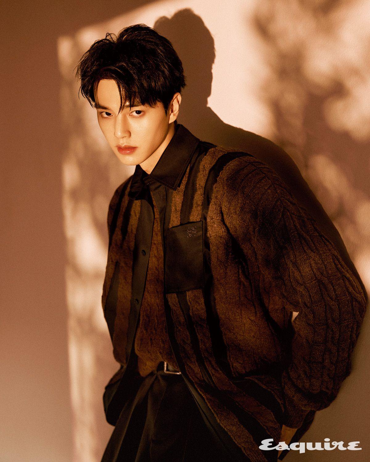 카디건, 스웨터, 팬츠, 벨트 모두 로에베.