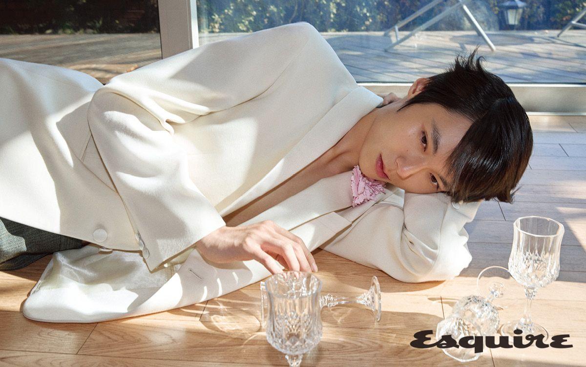 숄 라펠 재킷, 팬츠, 플라워 브로치 모두 가격 미정 프라다.