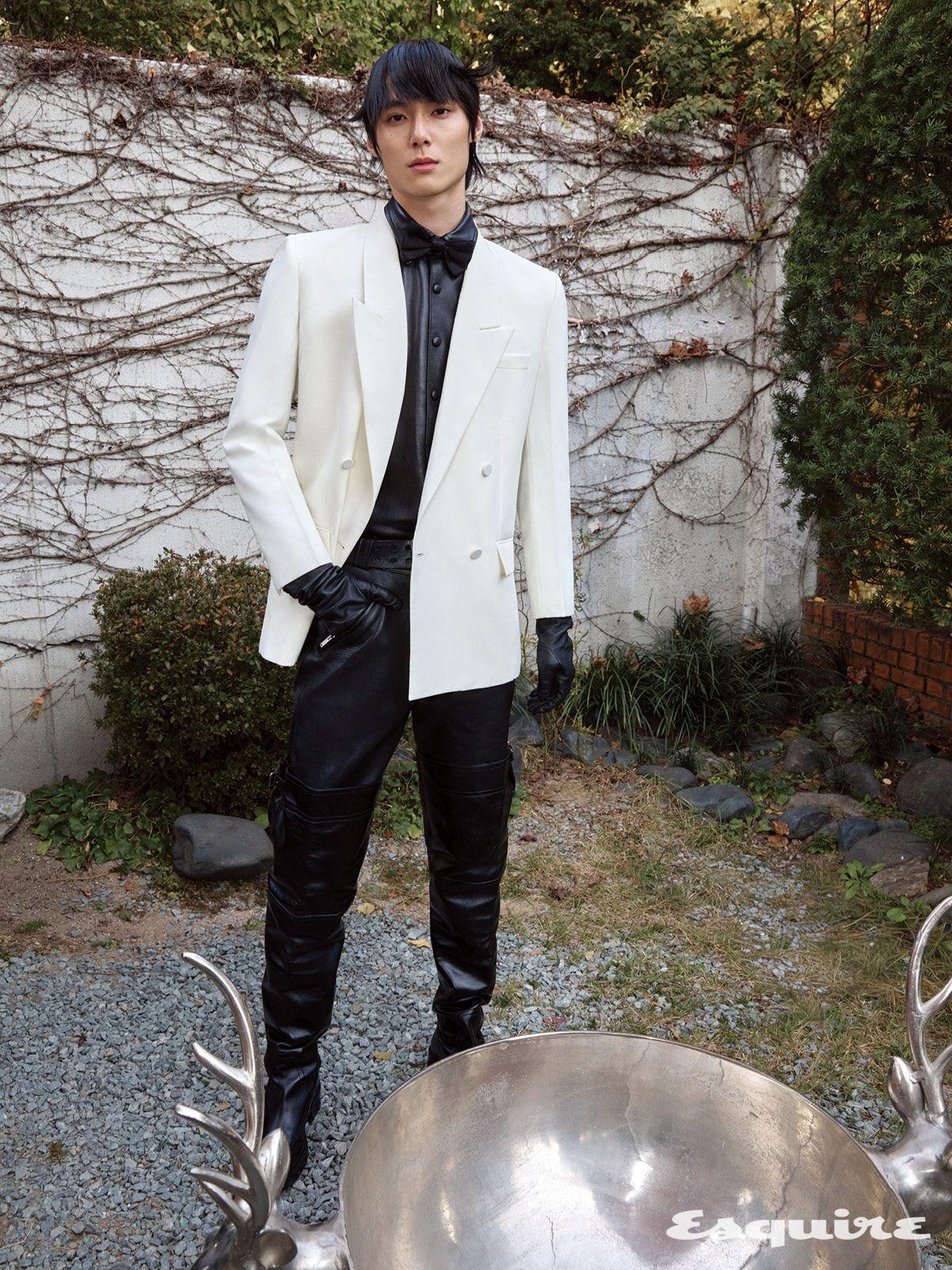 화이트 더블브레스티드 재킷 가격 미정 구찌. 레더 셔츠 가격 미정 어네스트 W. 베이커 by 10 꼬르소 꼬모 서울. 레더 팬츠, 오버 더 니 부츠, 롱 글러브, 모터사이클 벨트 모두 가격 미정 생 로랑 by 안토니 바카렐로. 보타이 28만원 키톤.