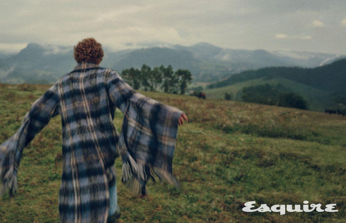 모헤어 프린지 롱 코트, 데님 팬츠 모두 로에베.