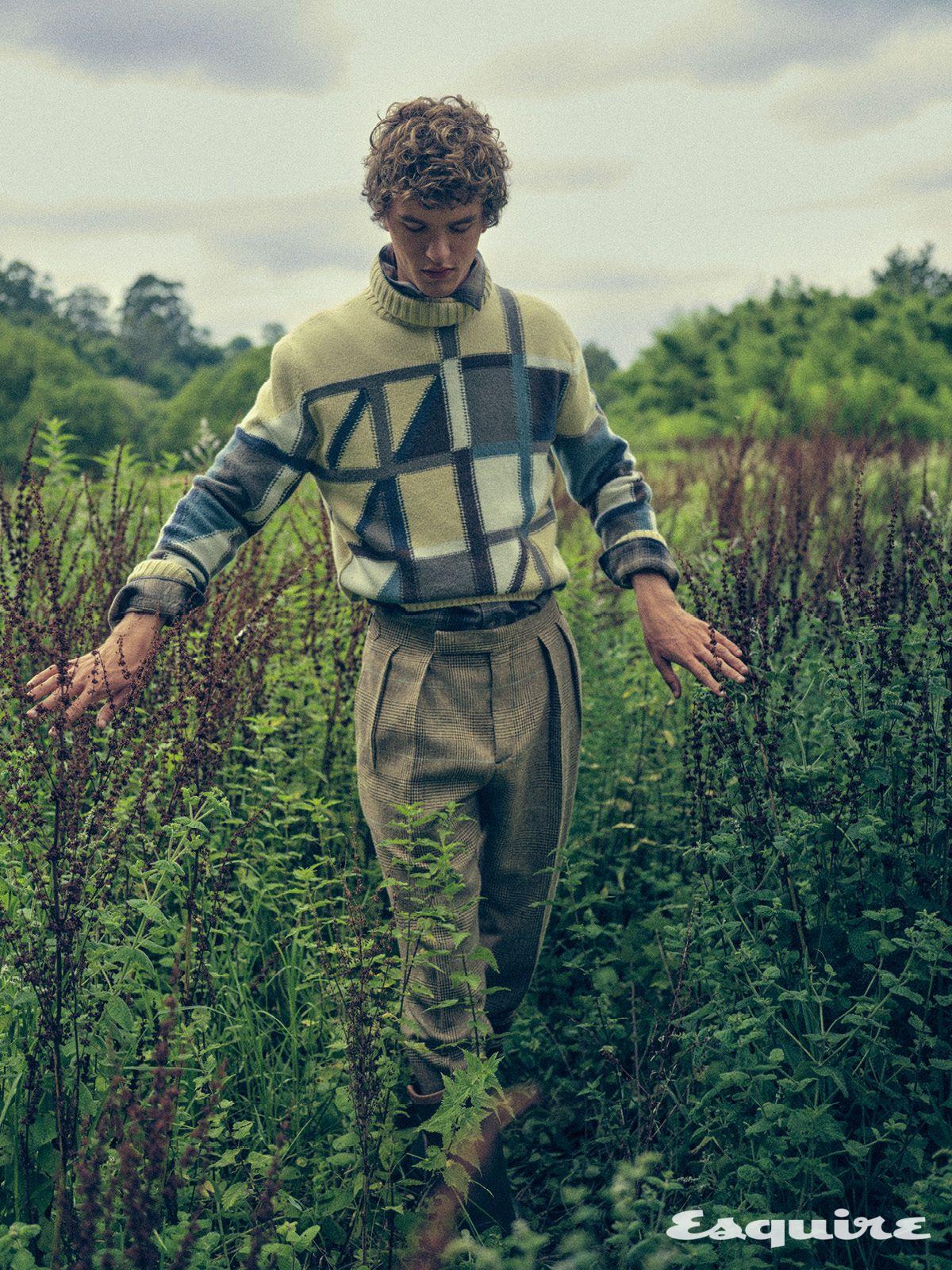 기하학 패턴 스웨터 에르메스. 이너 셔츠 다커스. 플리티드 팬츠 폴로 랄프 로렌.