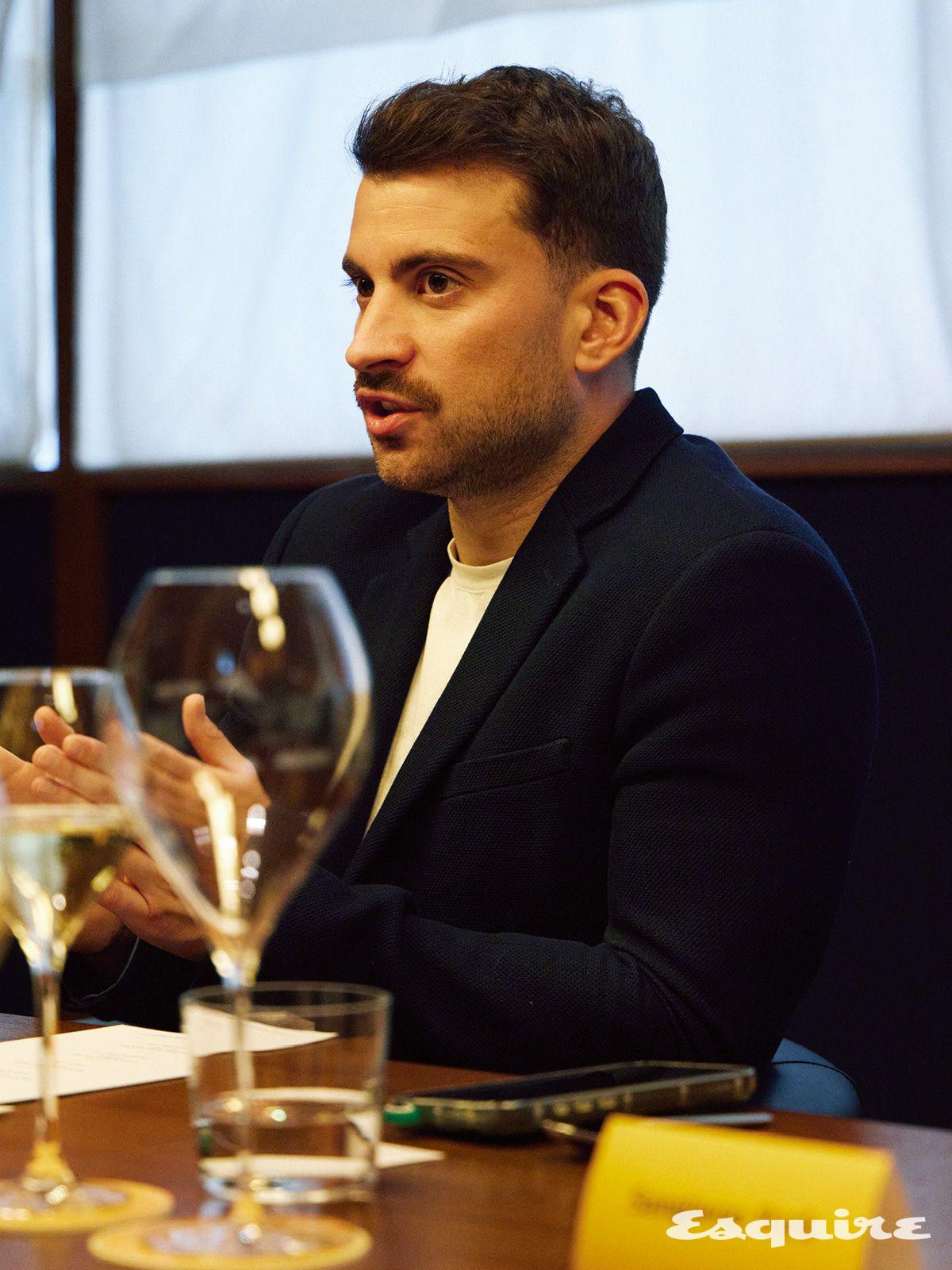 뵈브 클리코 미디어 런치에서 이야기를 나누고 있는 엠마누엘의 모습. 