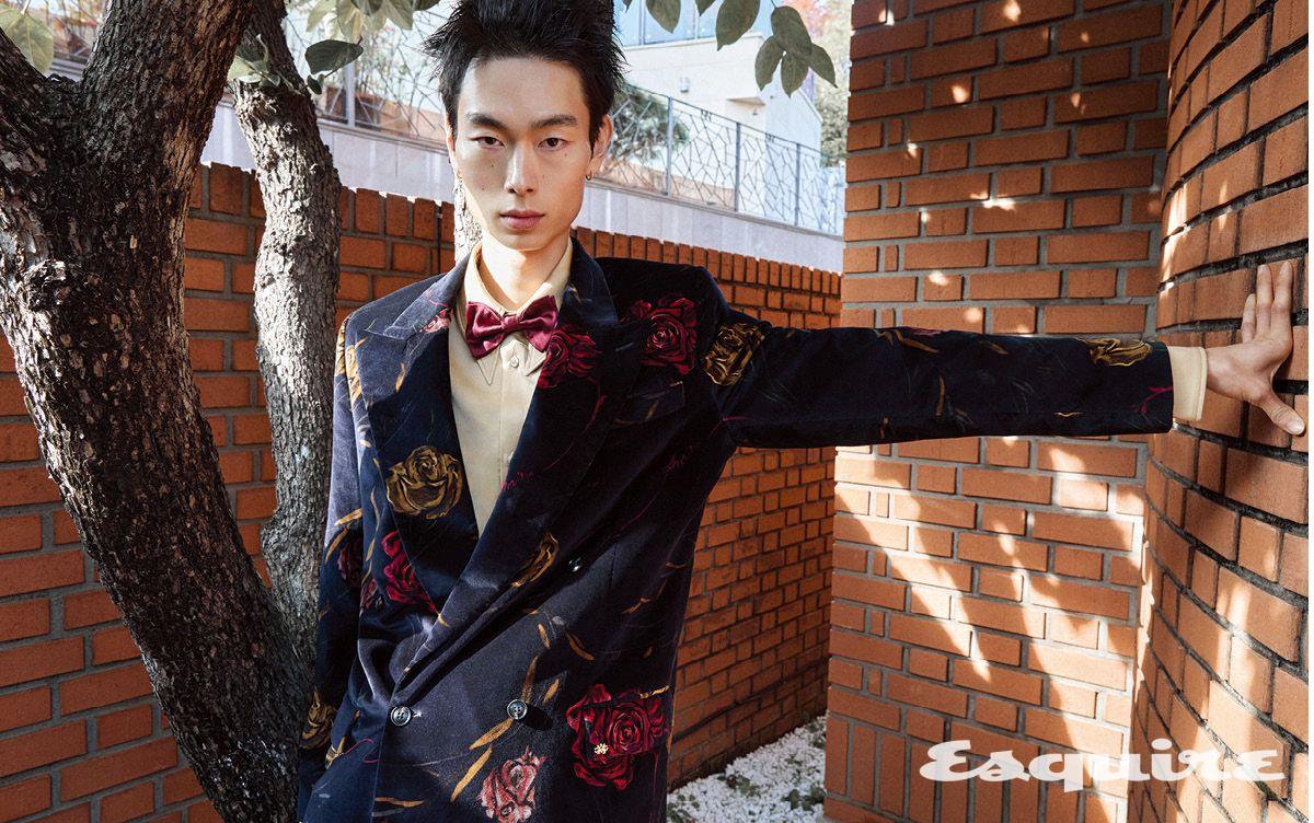 플로럴 벨벳 더블브레스티드 재킷, 새틴 셔츠 모두 가격미정 아미리. 실크 보타이 28만원 키톤.