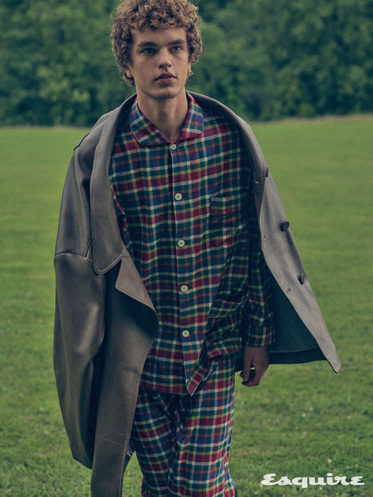 더블브레스티드 레더 재킷 펜디. 파자마 셔츠, 팬츠 모두 미르토.