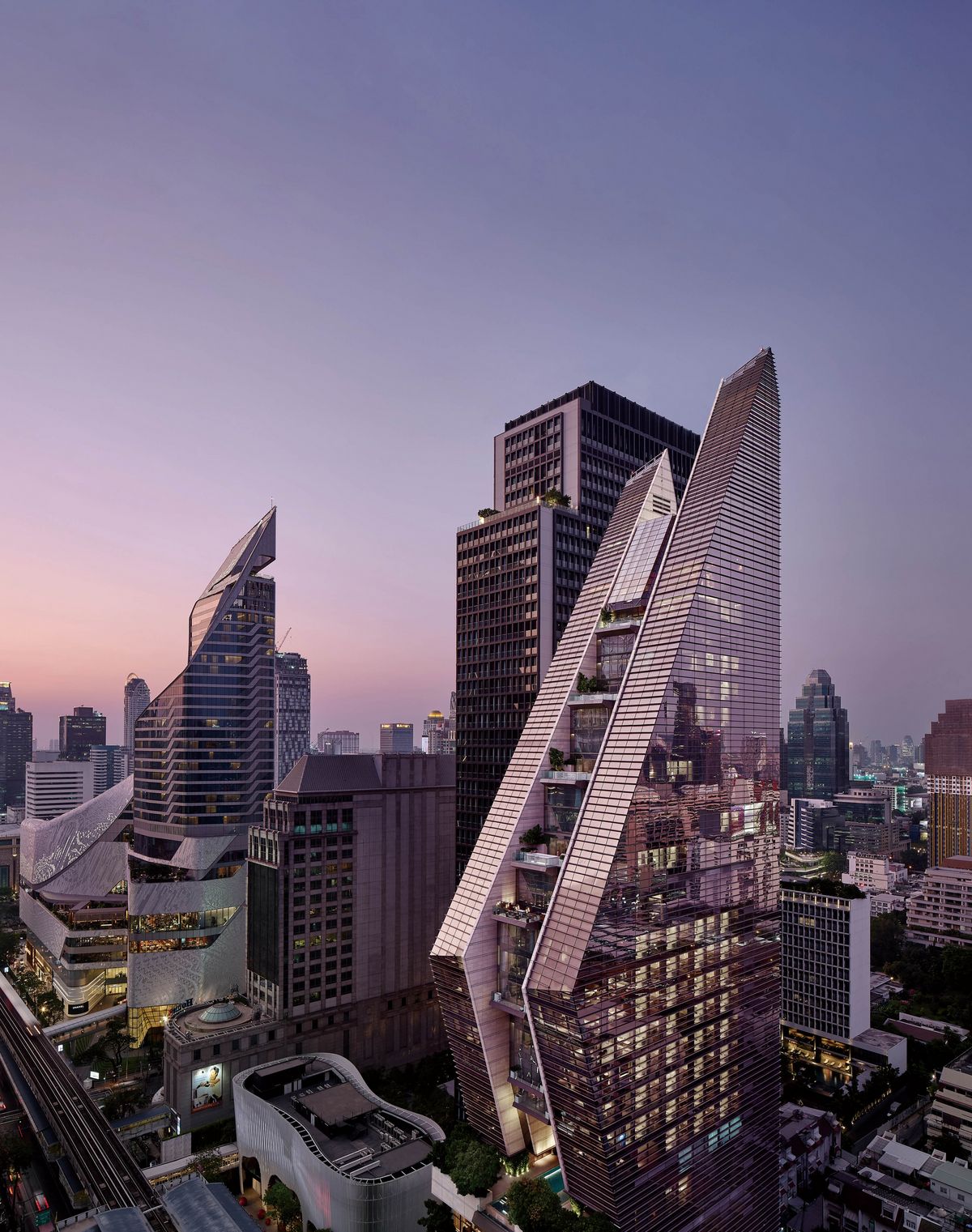 태국의 전통 인사 ‘와이’에서 모티브를 따온 로즈우드 방콕의 건축 디자인. 