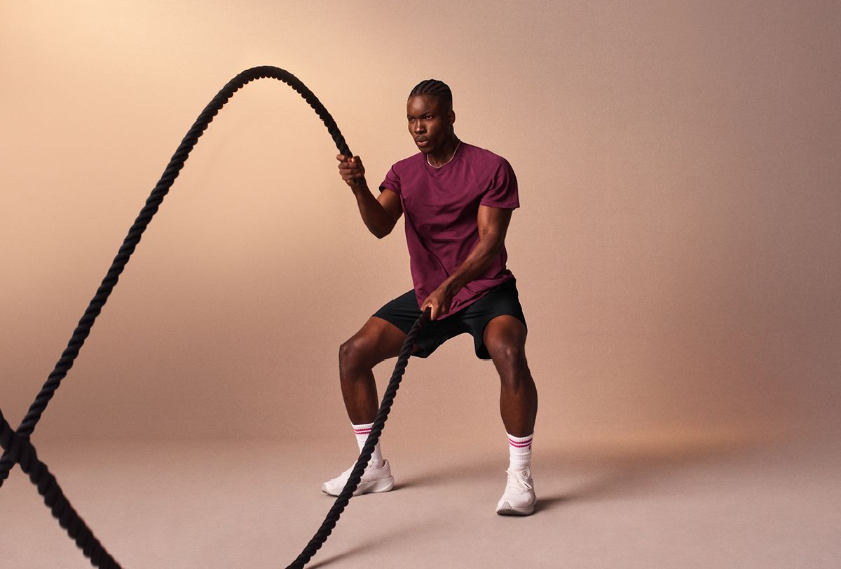 룰루레몬의 대표 아이템을 스페셜 컬러로 만날 수 있는 홀리데이 캠페인 이미지.