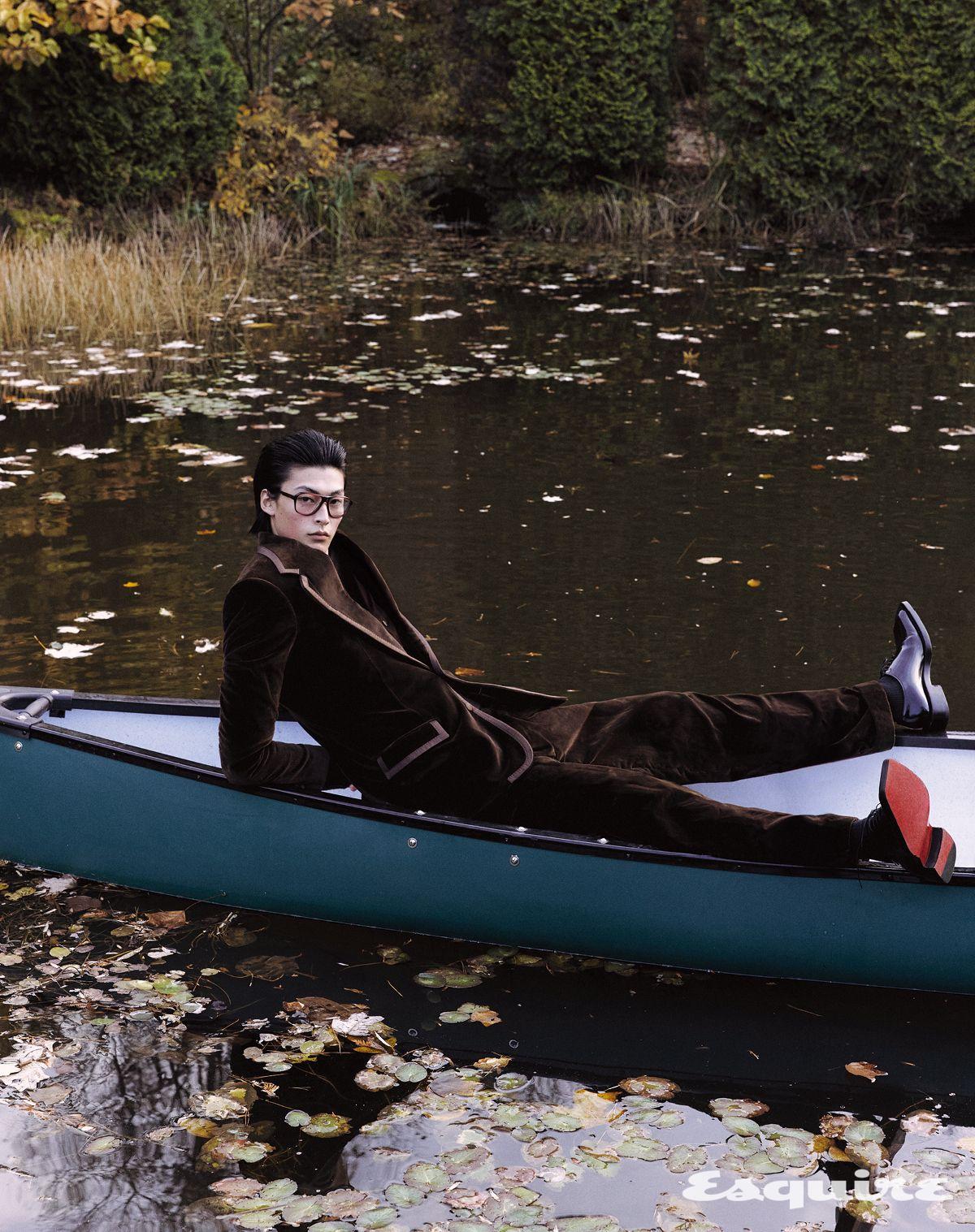 벨벳 싱글브레스티드 재킷, 베스트, 스웨터, 스무드 벨벳 팬츠 모두 가격 미정 돌체앤가바나. 레이스업 슈즈 가격 미정 크리스찬 루부탱. 안경 54만2000원 올리버피플스 by 에실로 룩소티카.