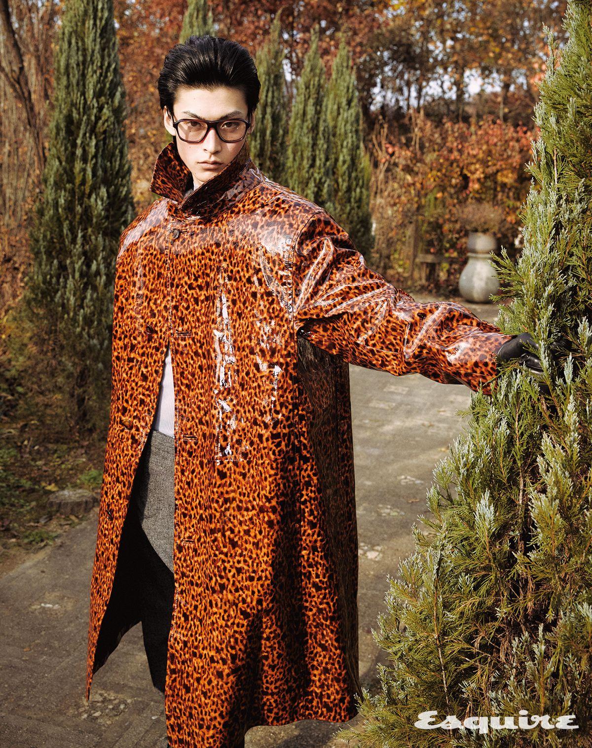 페이턴트 레더 코트, 터틀넥 톱, 울 팬츠 모두 가격 미정 구찌. 레더 글러브 가격 미정 생 로랑 by 안토니 바카렐로. 안경 54만2000원 올리버피플스 by 에실로 룩소티카.