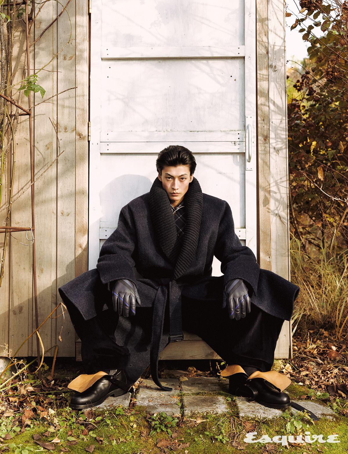 숄 코트, 실크 파자마 셔츠, 코듀로이 테일러드 팬츠, 레더 부츠, 체크 레더 글러브 모두 가격 미정 버버리. 