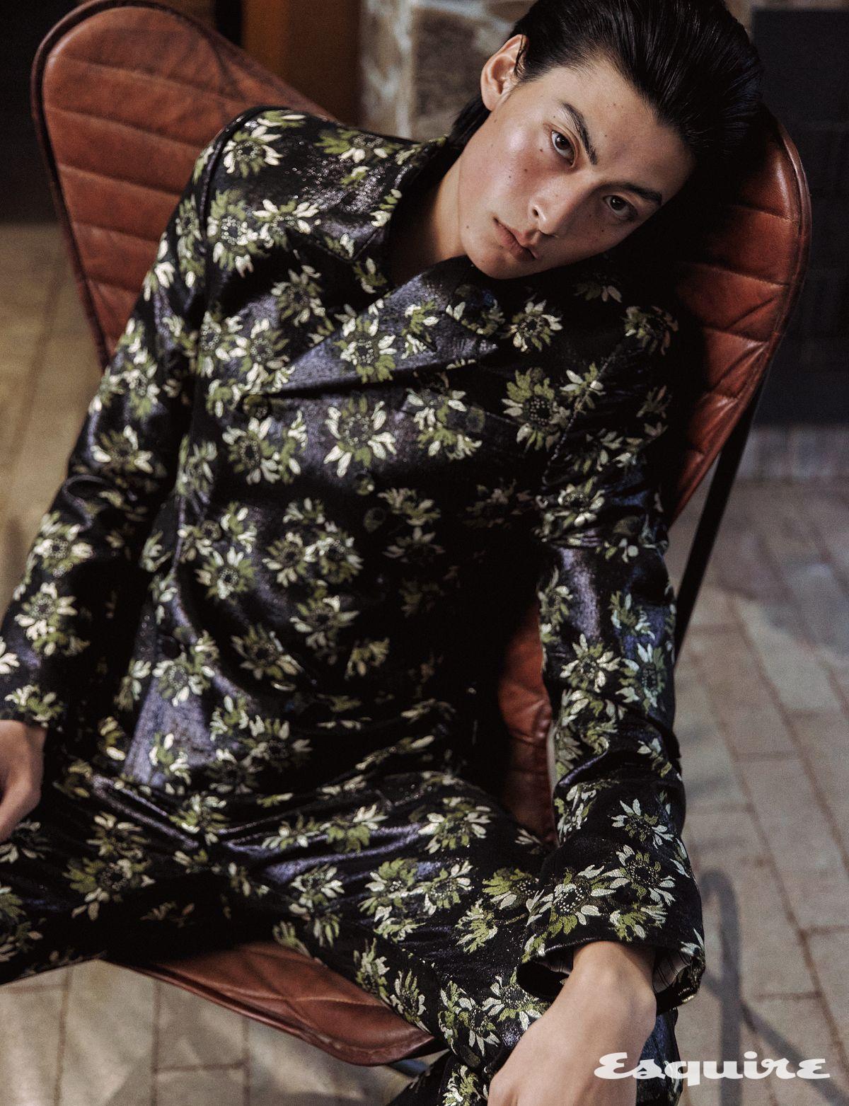 선플라워 자카르 싱글브레스티드 재킷, 팬츠 모두 가격 미정 맥퀸.