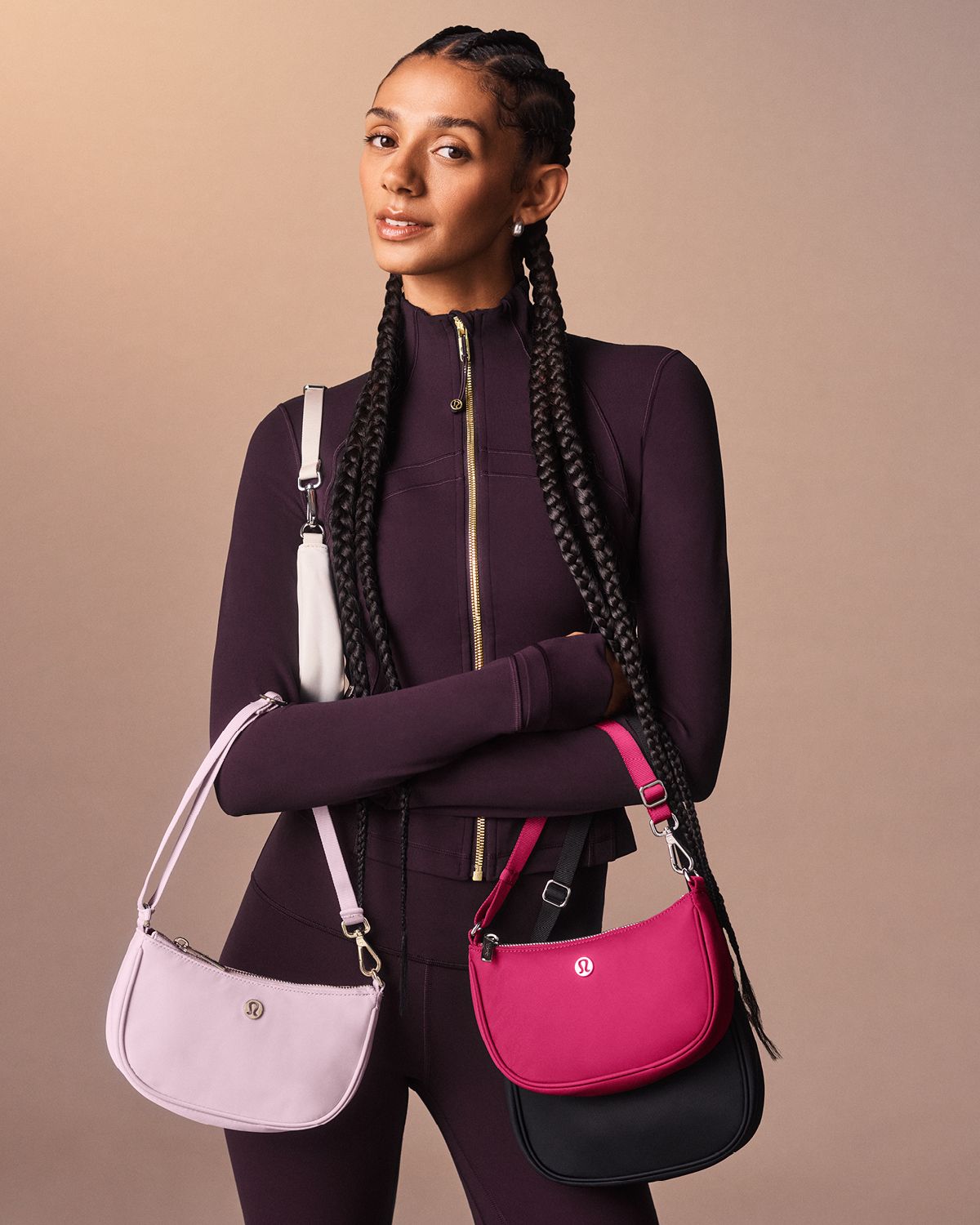 룰루레몬의 대표 아이템을 스페셜 컬러로 만날 수 있는 홀리데이 캠페인 이미지.