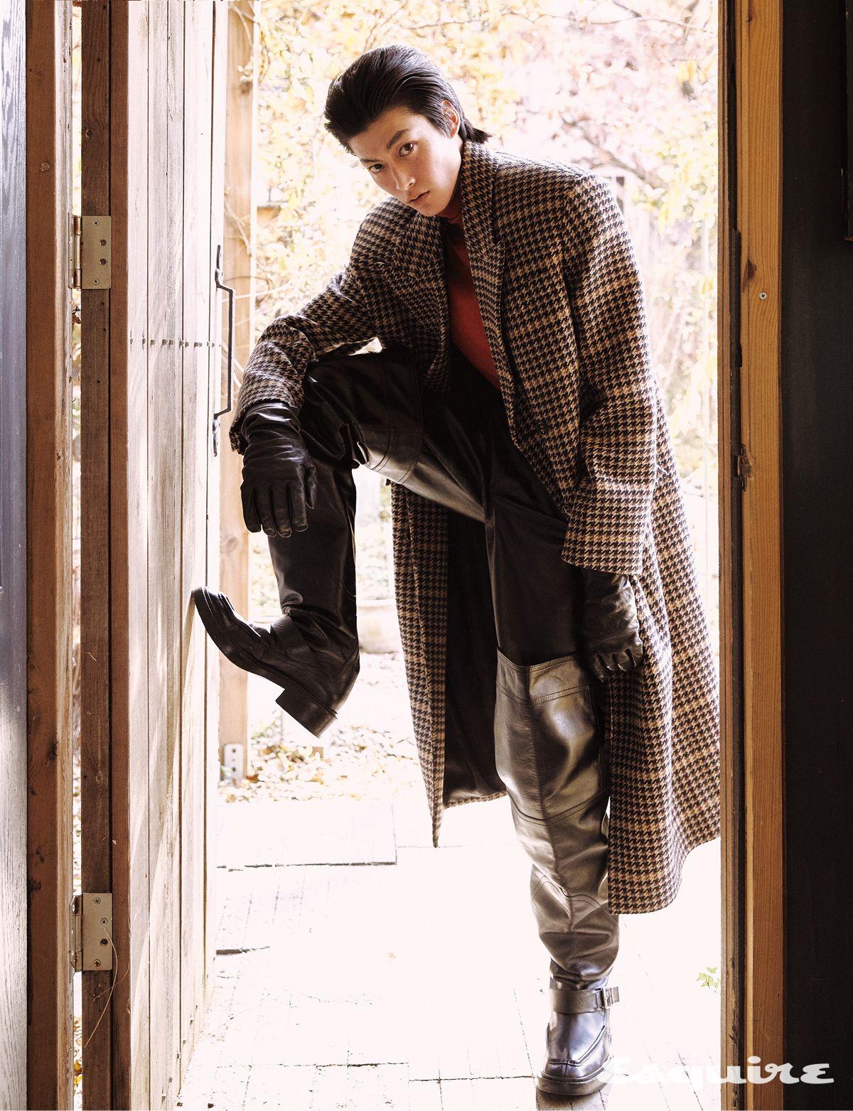 체크 코트, 터틀넥 톱, 레더 팬츠, 오버 더 니 부츠, 레더 글러브 모두 생 로랑 by 안토니 바카렐로. 