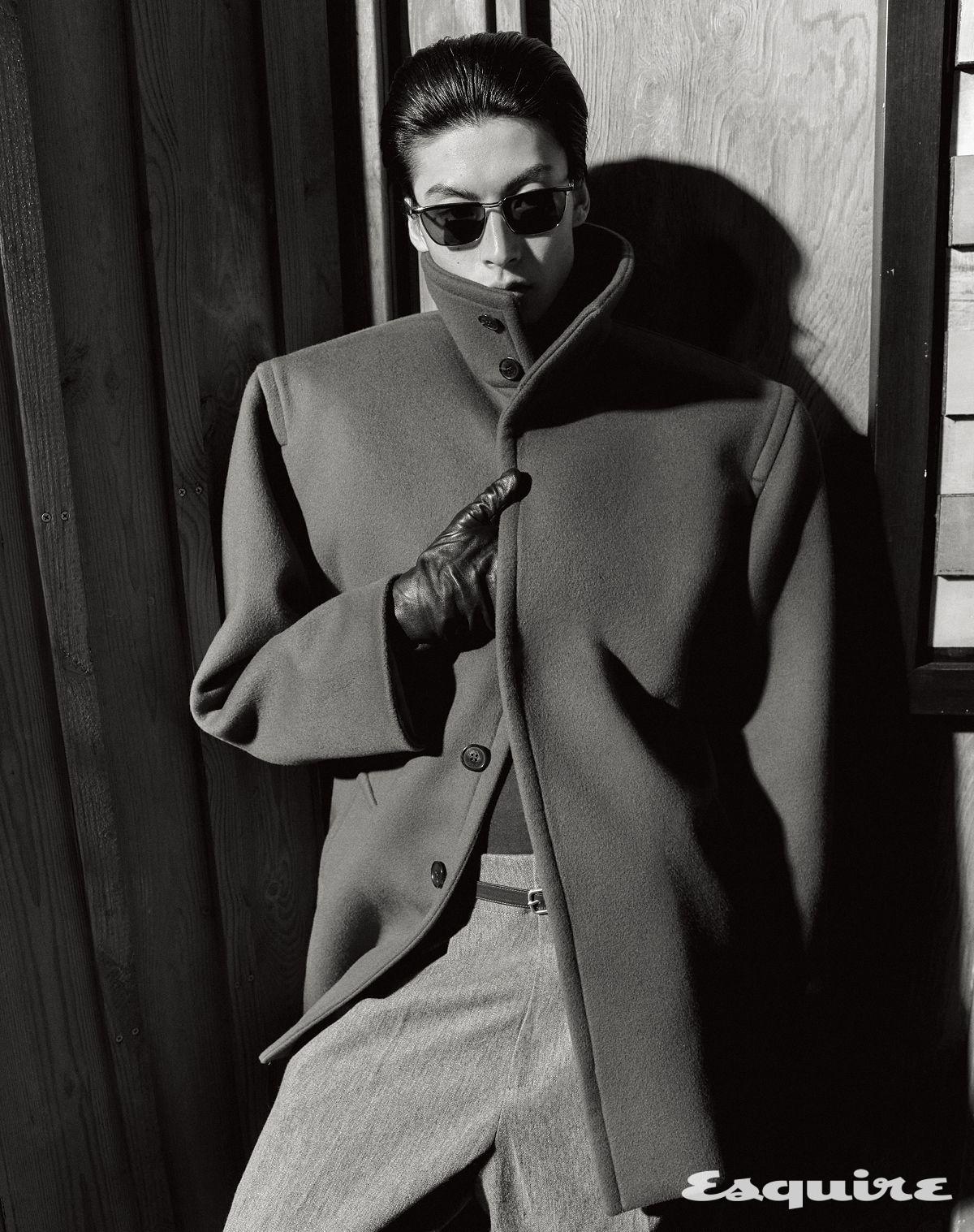  코트, 선글라스, 레더 글러브 모두 가격 미정 생 로랑 by 안토니 바카렐로. 팬츠, 벨트 모두 가격 미정 렉토. 니트 톱 에디터 소장품.