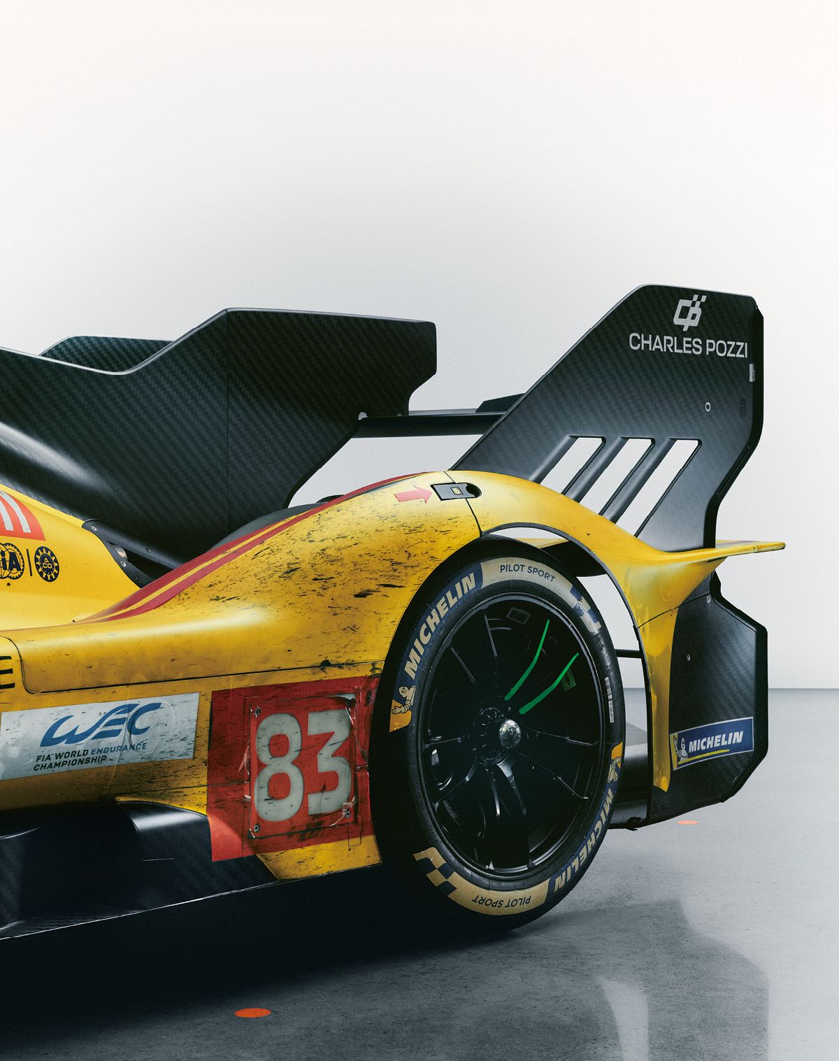 르망에서 승리를 차지한 No.83 AF 코르사 페라리에 남아있는 전투의 상흔들이다. 499P는 24시 클래식 내구 레이스에서 3번 연속 우승했다. 차량은 네바퀴굴림이며 V6 트윈터보 미드십 엔진과 앞 차축에 장착된 전기모터를 심장으로 한다. ⓒ 499P PHOTOGRAPHY BY MATTIA BALSAMINI