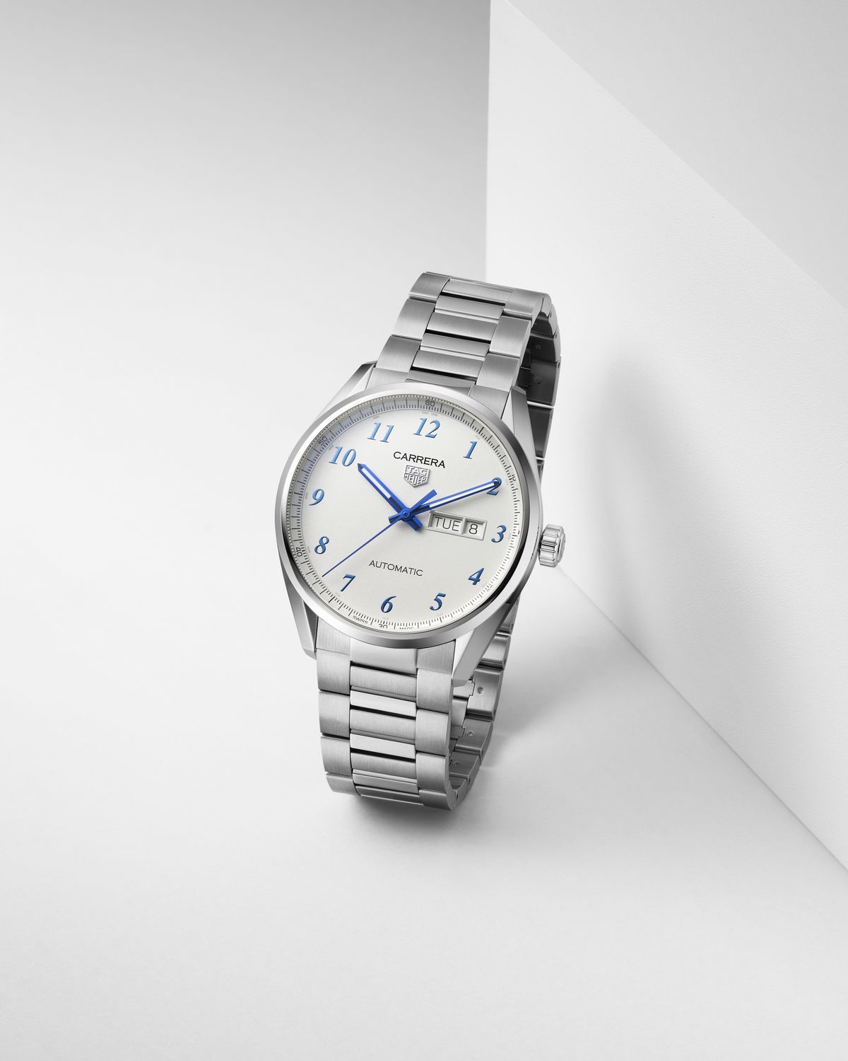 태그호이어의 새로운 까레라 데이 데이트. 