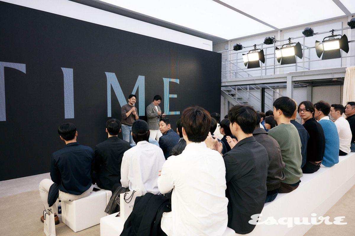  서영범 디자이너의 클래스를 듣는 클럽 에스콰이어 멤버들. 