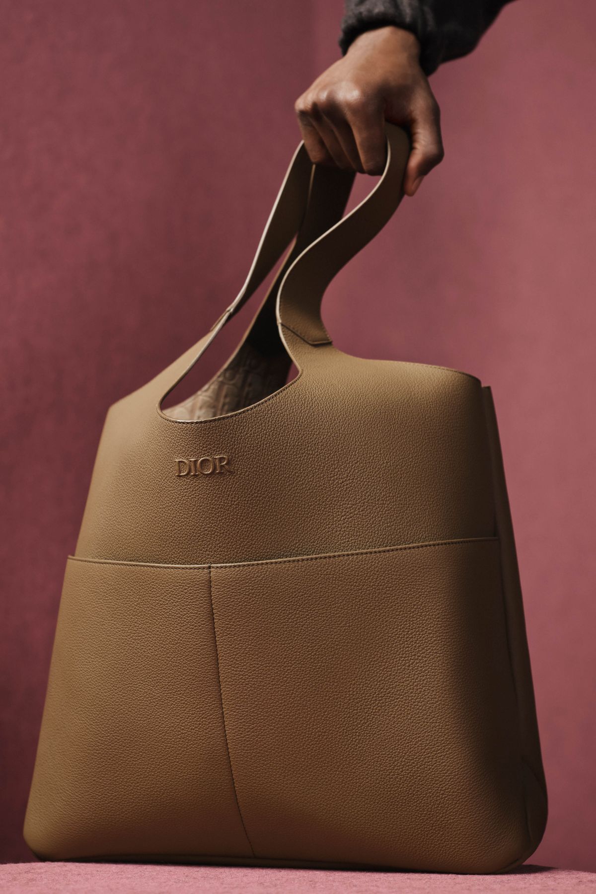 하프 집업 스웨트셔츠, 조거 팬츠, B27 업타운 로톱 스니커즈, 디올 프리베 토트백 모두 가격 미정 디올 맨.