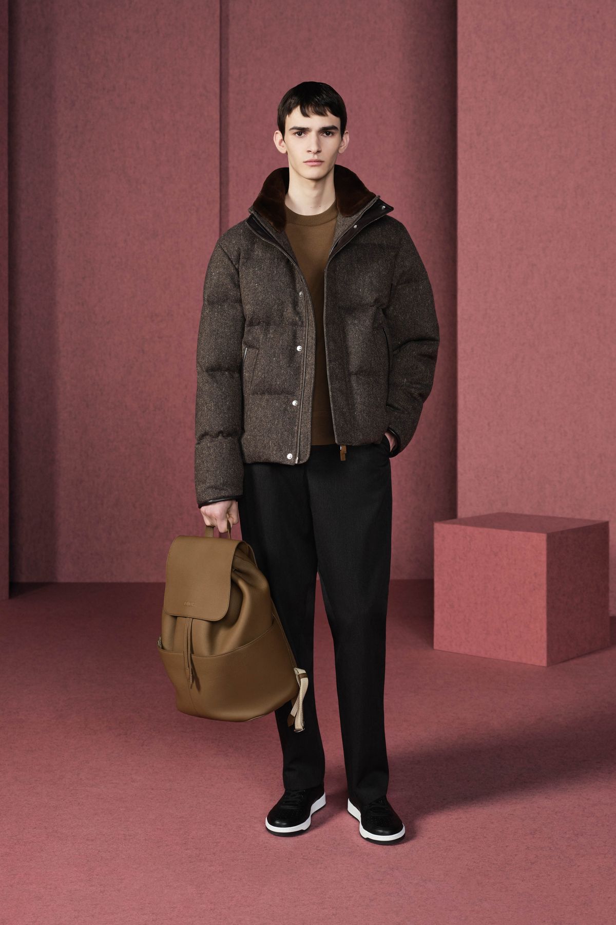 다운 재킷, 캐시미어 스웨터, 개버딘 팬츠, B27 업타운 로톱 스니커즈, 디올 프리베 백팩 모두 가격 미정 디올 맨. 