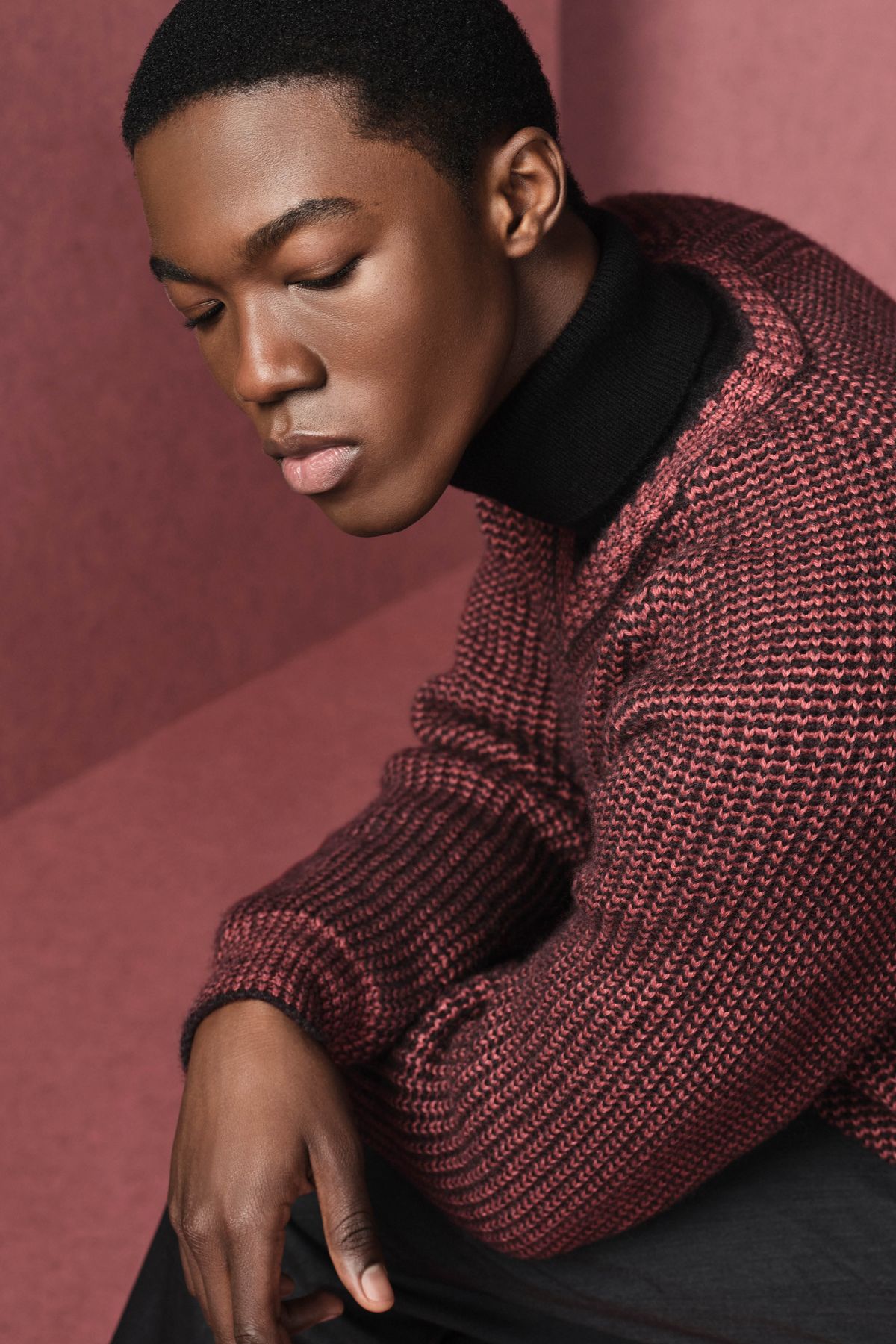 브이넥 스웨터, 캐시미어 모크넥 톱, 울 트윌 팬츠 모두 가격 미정 디올 맨. 