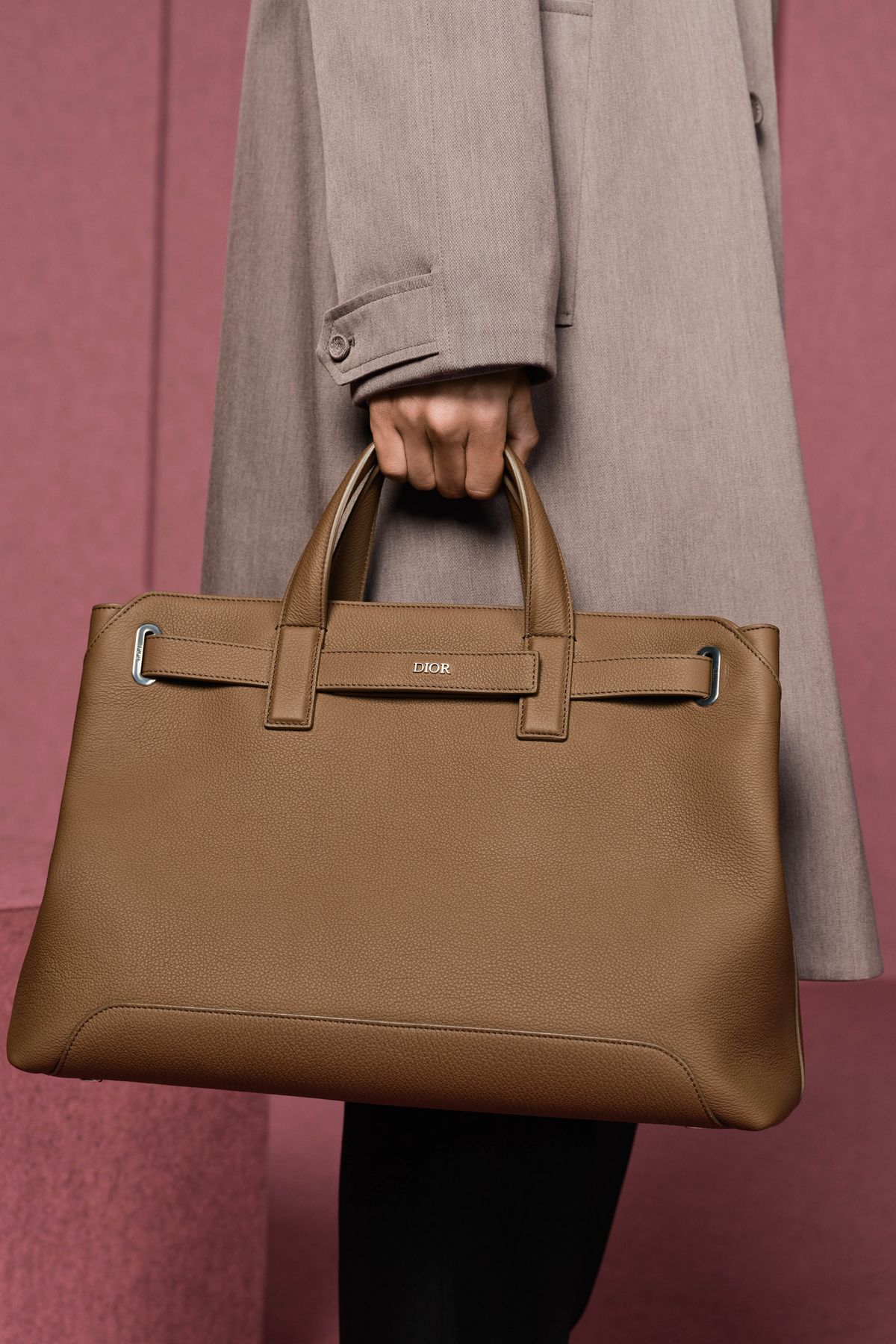 개버딘 코트, 울 트윌 셔츠, 캐시미어 롤넥 톱, 울 트윌 팬츠, B27 업타운 로톱 스니커즈, 디올 노르망디 토트백 모두 가격 미정 디올 맨. 