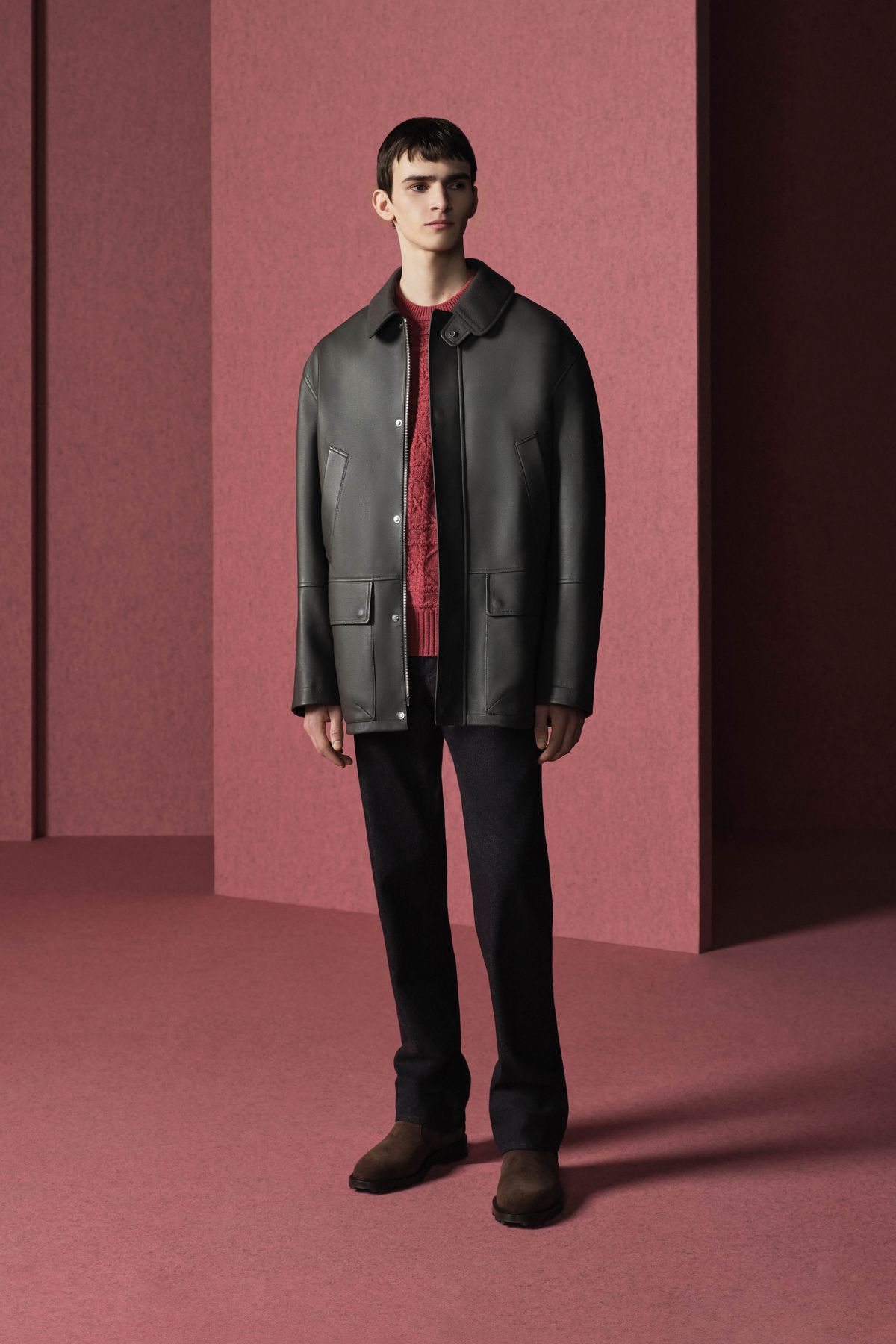 레더 파카, 캐시미어 스웨터, 데님 팬츠, 디올 리젠시 첼시 부츠 모두 가격 미정 디올 맨. 