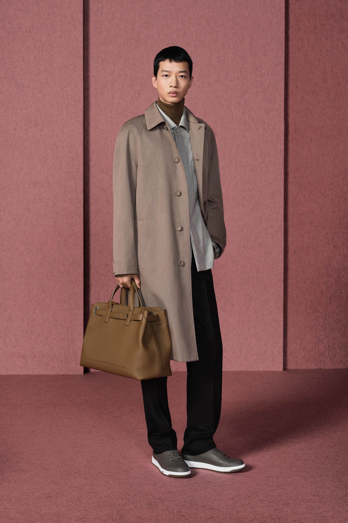 개버딘 코트, 울 트윌 셔츠, 캐시미어 롤넥 톱, 울 트윌 팬츠, B27 업타운 로톱 스니커즈, 디올 노르망디 토트백 모두 가격 미정 디올 맨. 