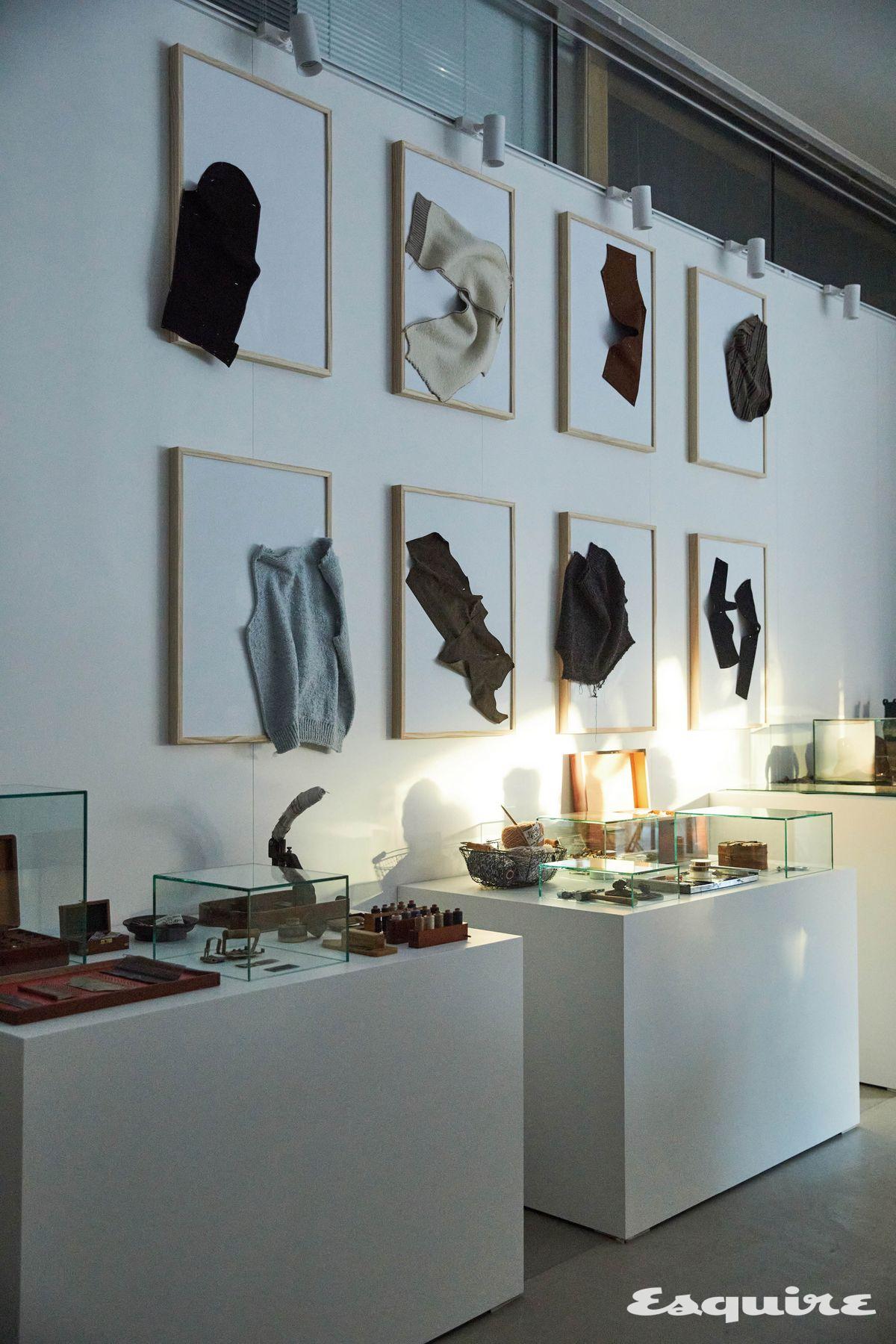 옷이 탄생하는 과정을 담은 전시 공간.