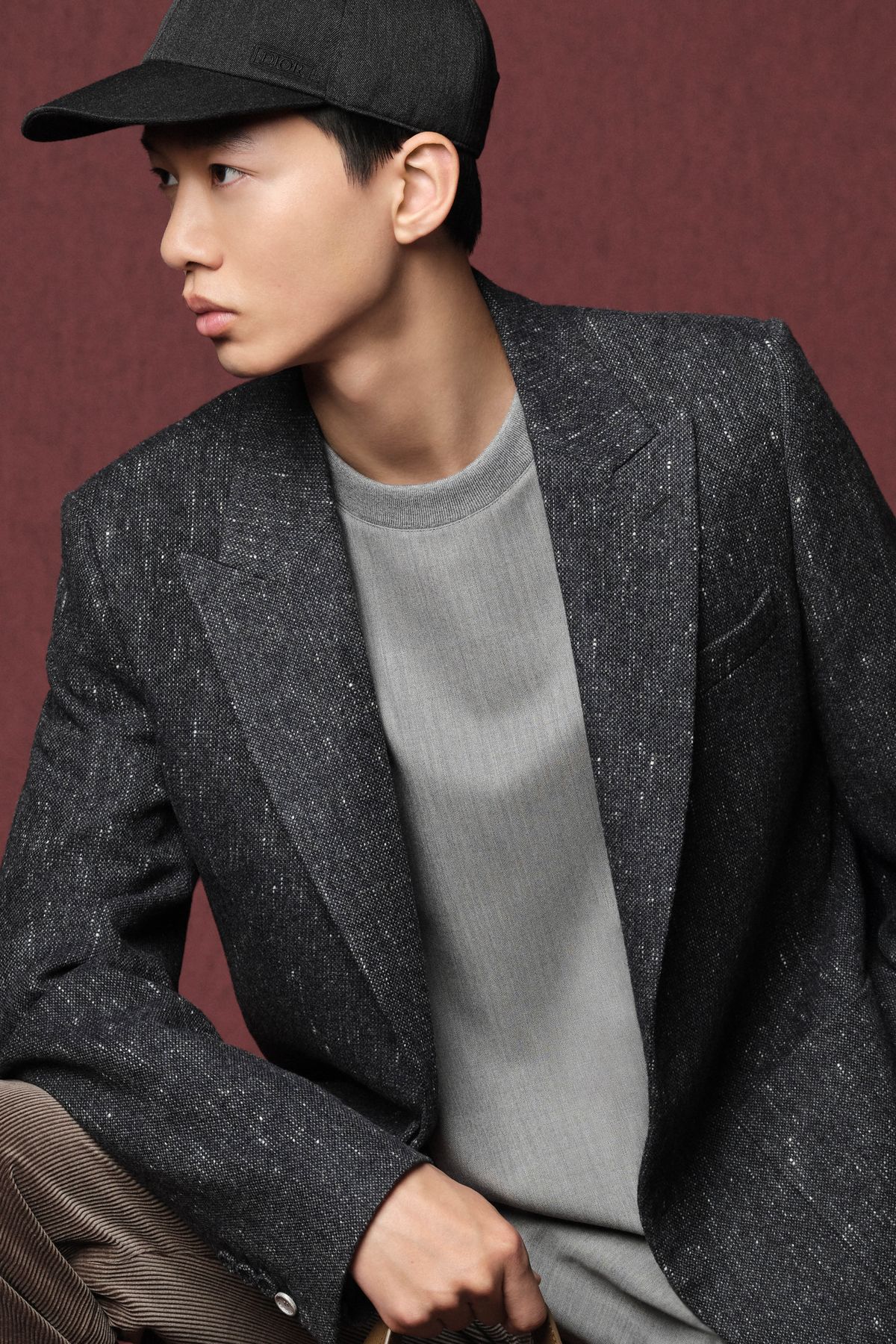 울 재킷, 캐시미어 톱, 코듀로이 팬츠, 캡, 디올 프리베 위켄더백 모두 가격 미정 디올 맨.