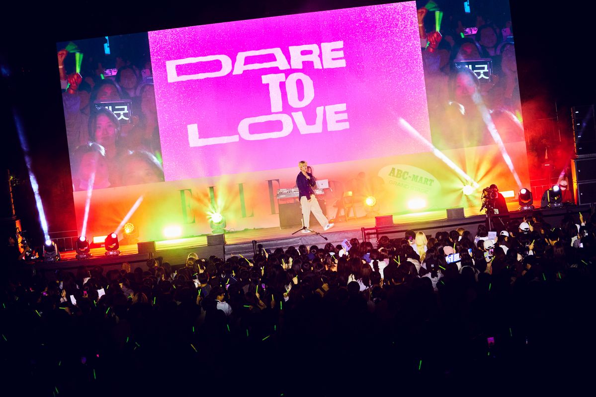 관객들과 호흡하며 엘르 스테이지 공연을 펼치는 빅나티.