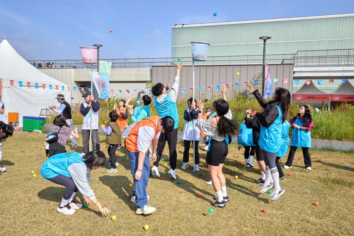 시포레 놀이터 존에서 게임을 즐기는 참가자들. 