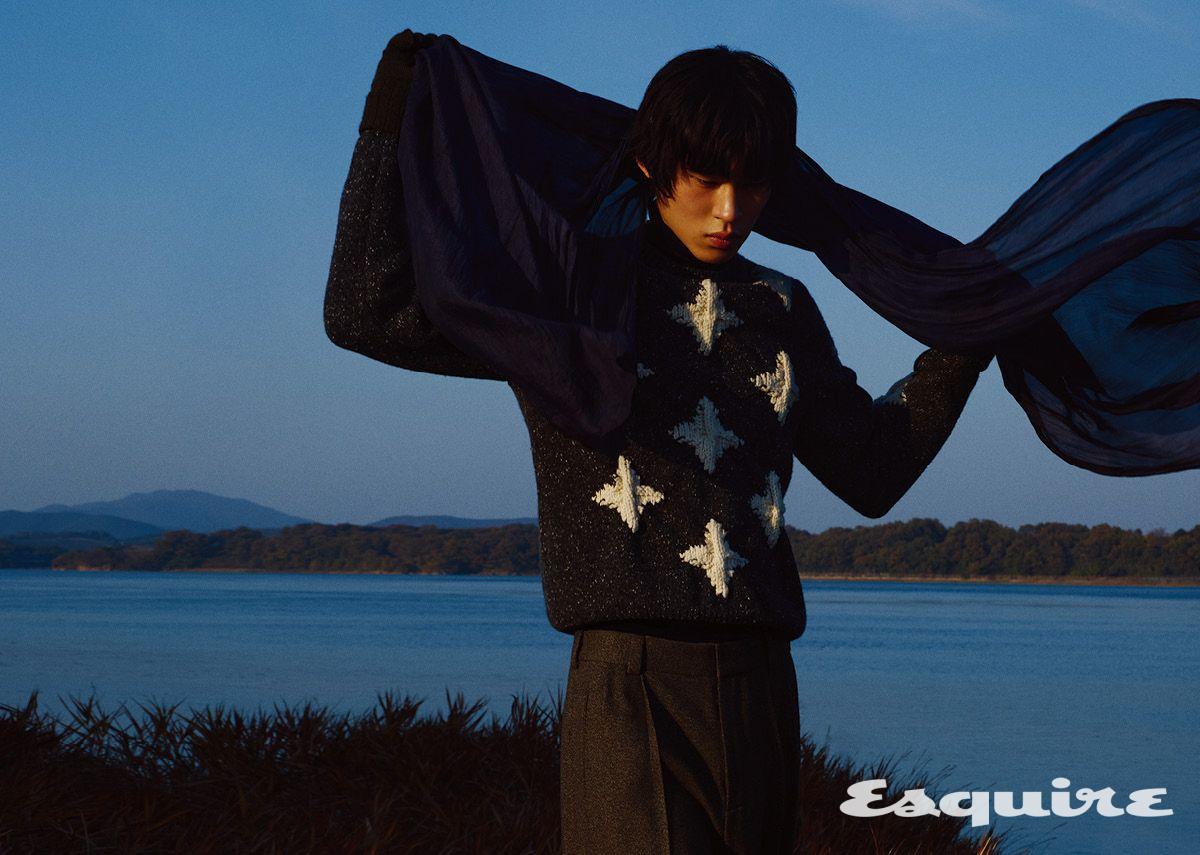 스웨터, 터틀넥 톱, 팬츠, 글러브 모두 가격 미정 로로피아나. 실크 스카프 가격 미정 김서룡.