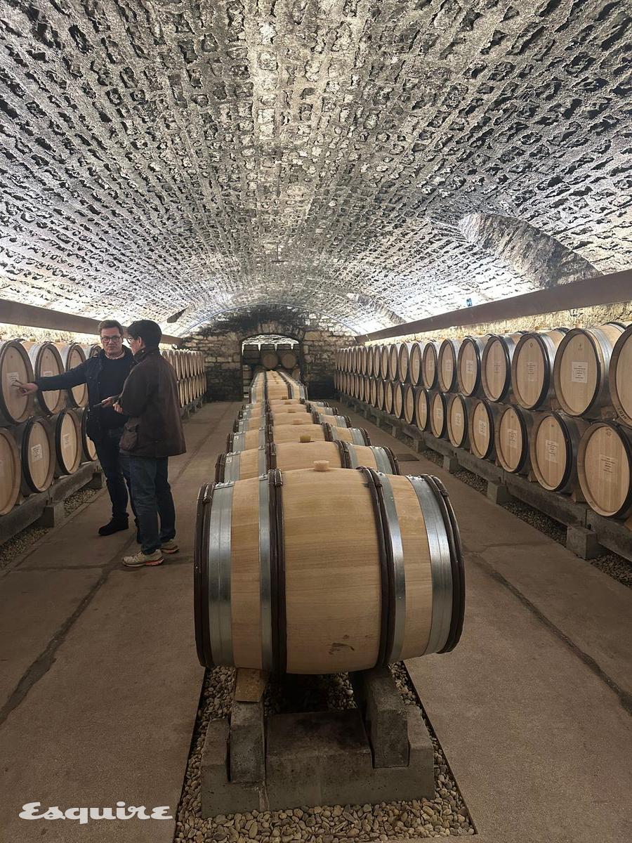 배럴에서 숙성 중인 와인들에 대해 설명하고 있는 제롬 플루스와 에디터. 